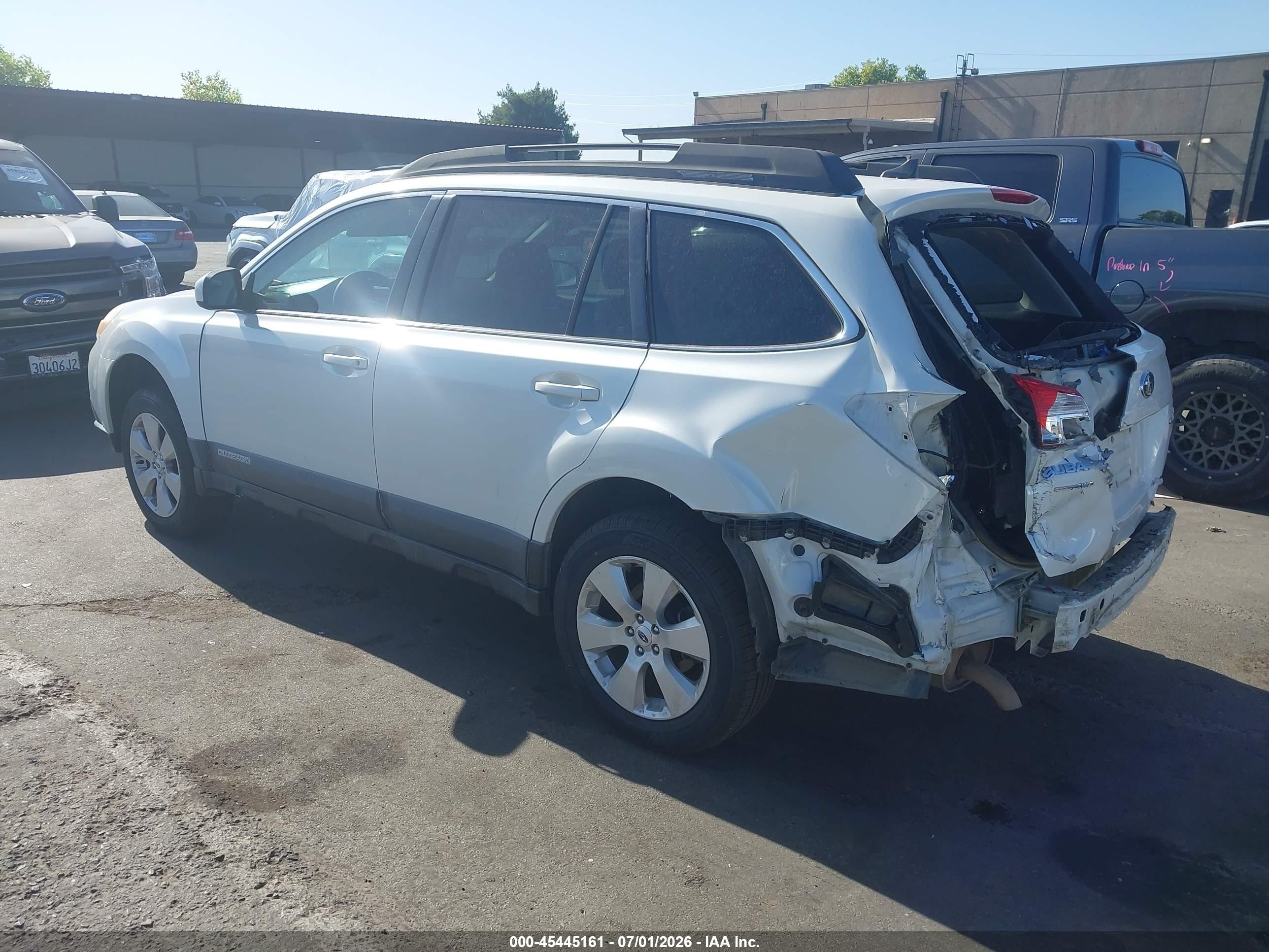 2012 Subaru Outback 2.5i Limited White vin: 4S4BRBLC7C3242007