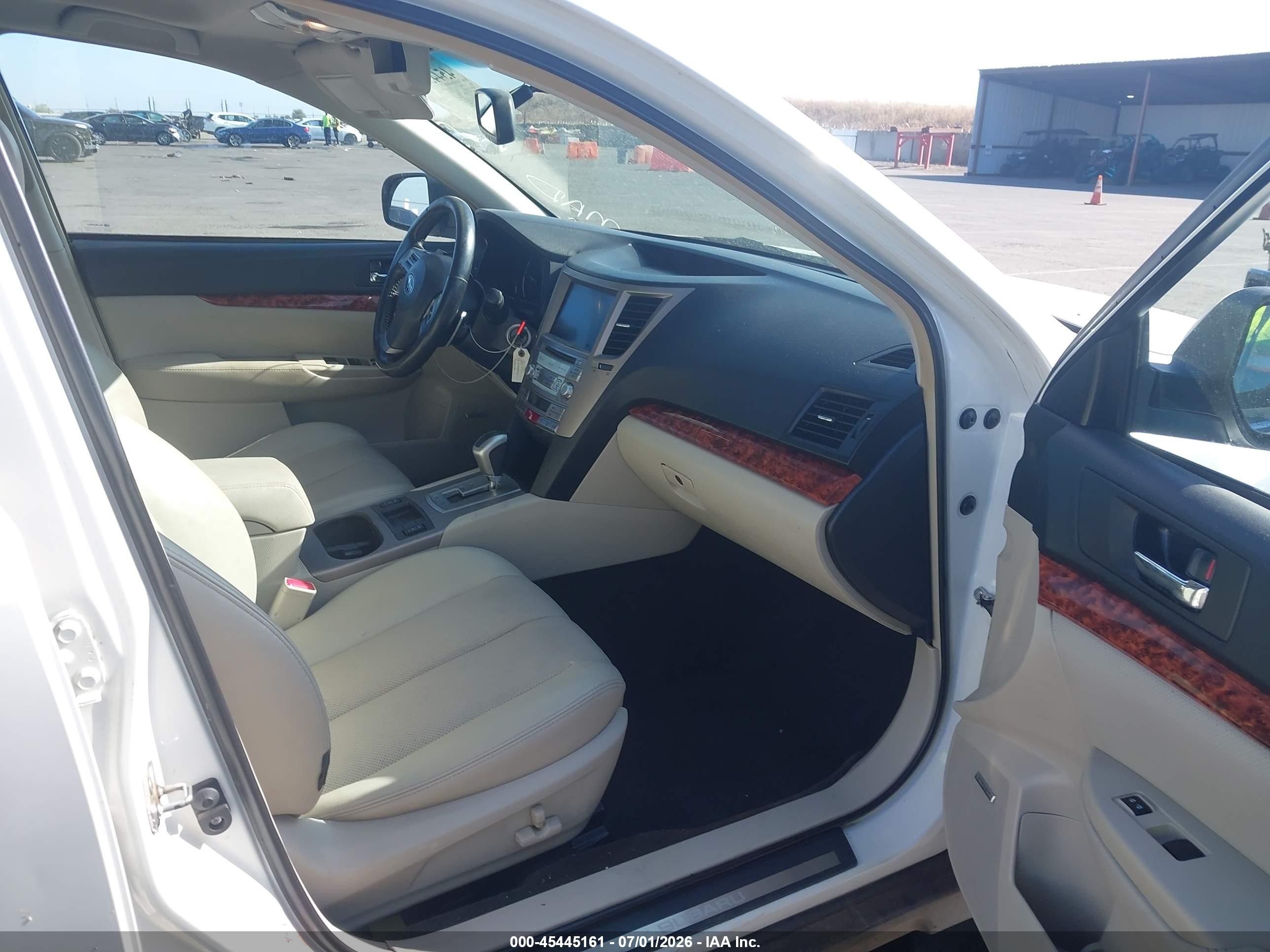 2012 Subaru Outback 2.5i Limited White vin: 4S4BRBLC7C3242007