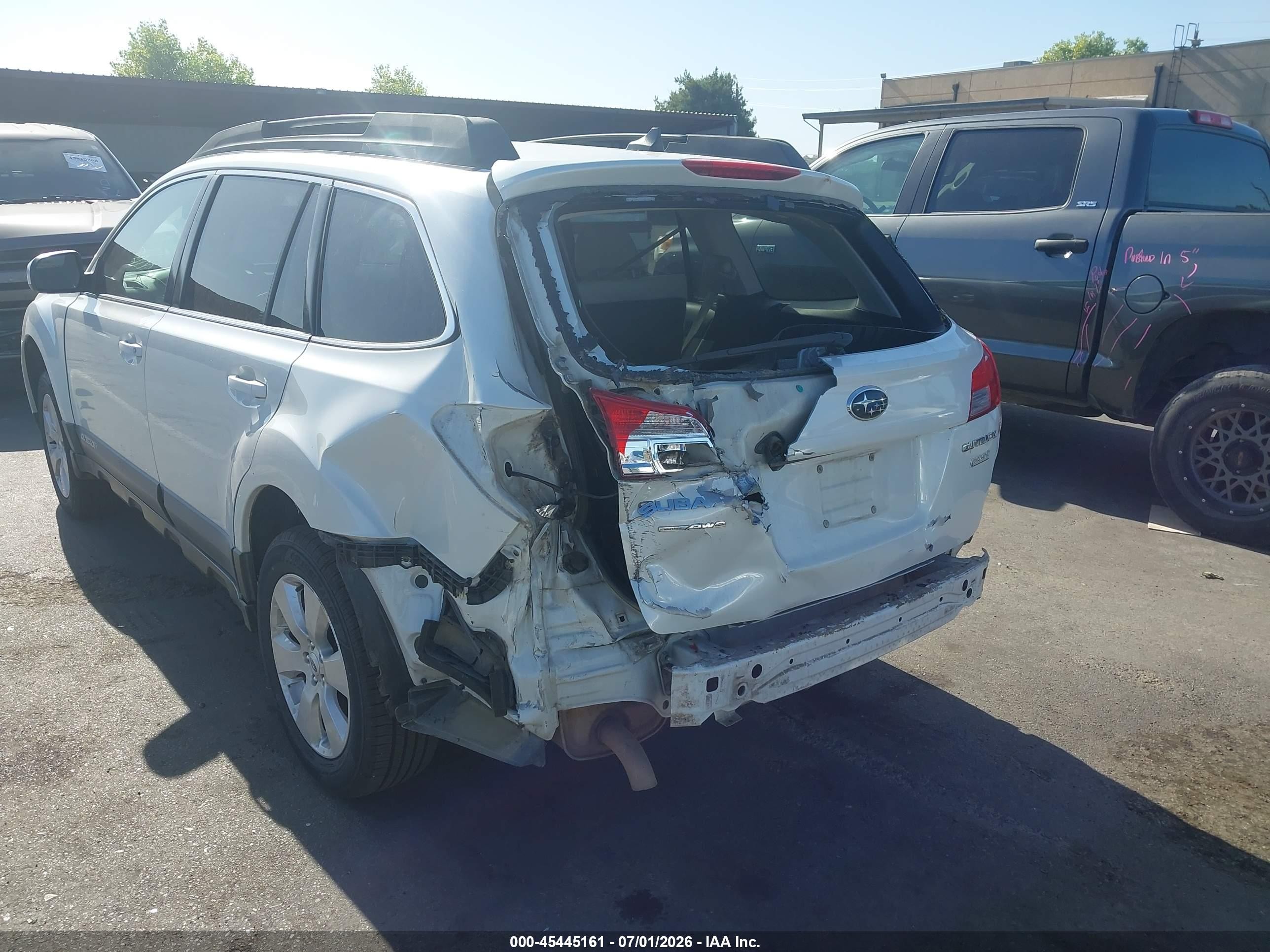 2012 Subaru Outback 2.5i Limited White vin: 4S4BRBLC7C3242007