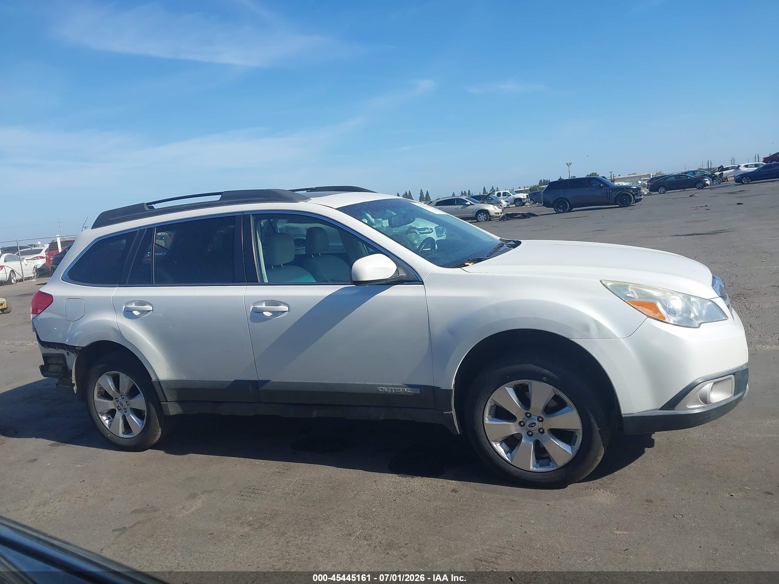 2012 Subaru Outback 2.5i Limited White vin: 4S4BRBLC7C3242007