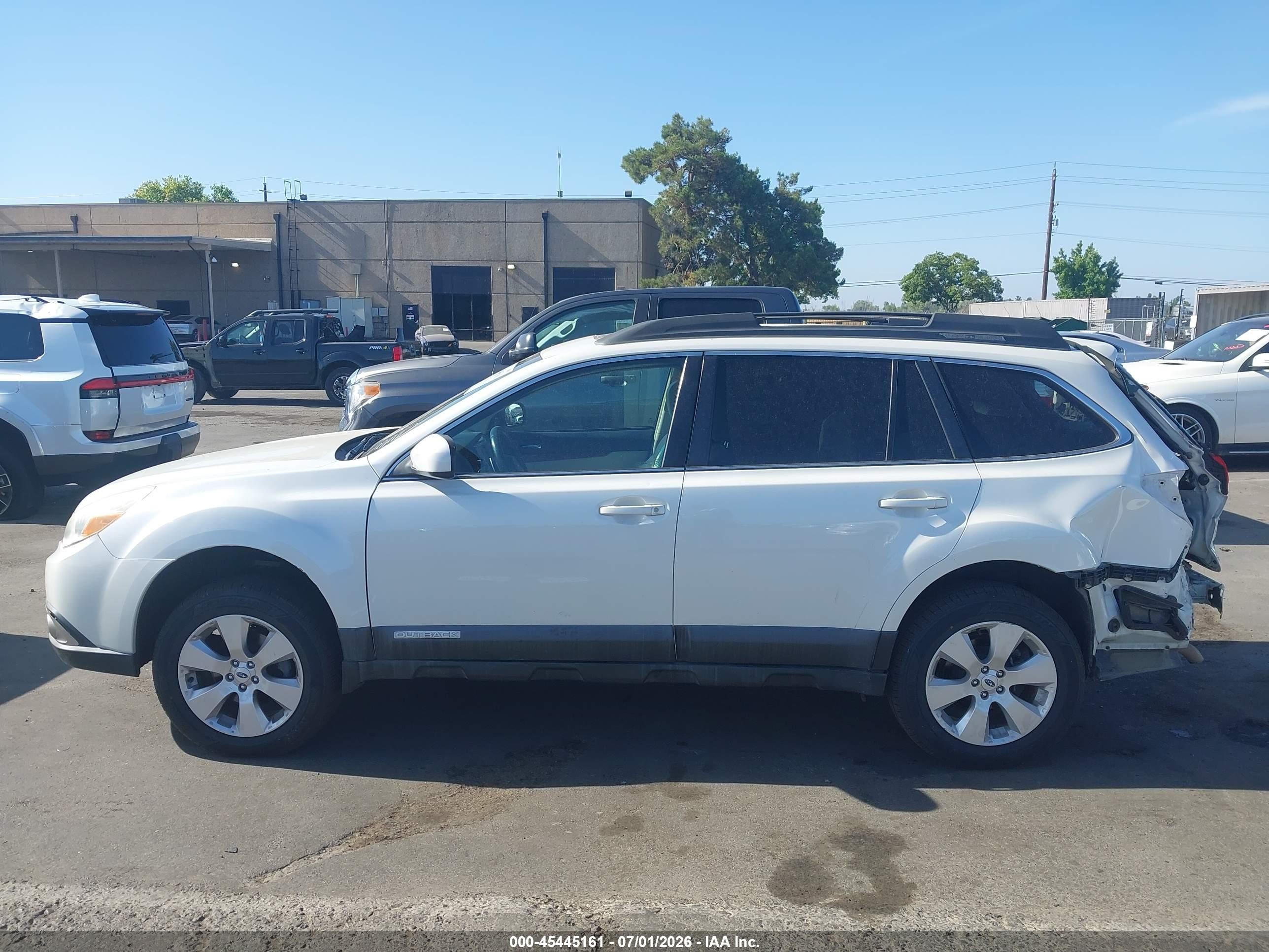 2012 Subaru Outback 2.5i Limited White vin: 4S4BRBLC7C3242007