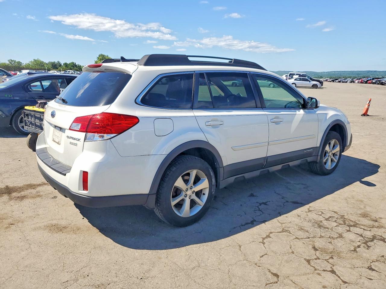 2014 Subaru Outback 2.5i Limited White vin: 4S4BRBLC7E3244780