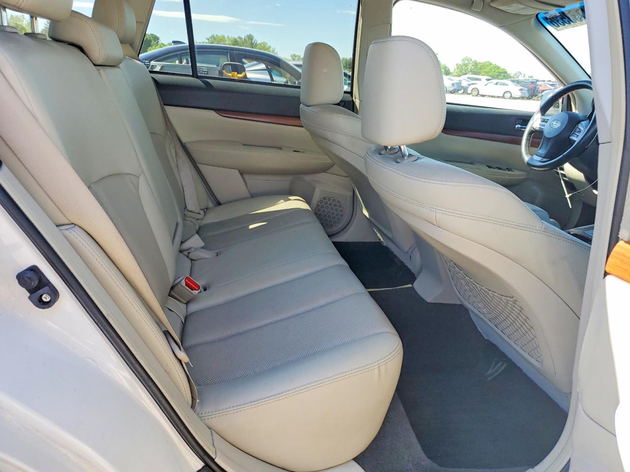 2014 Subaru Outback 2.5i Limited White vin: 4S4BRBLC7E3244780