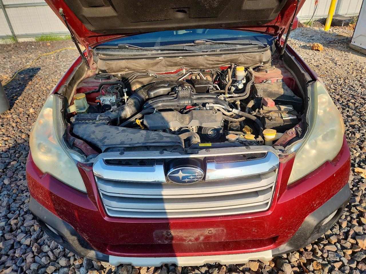 2014 Subaru Outback 2.5i Limited Red vin: 4S4BRBLC7E3323947
