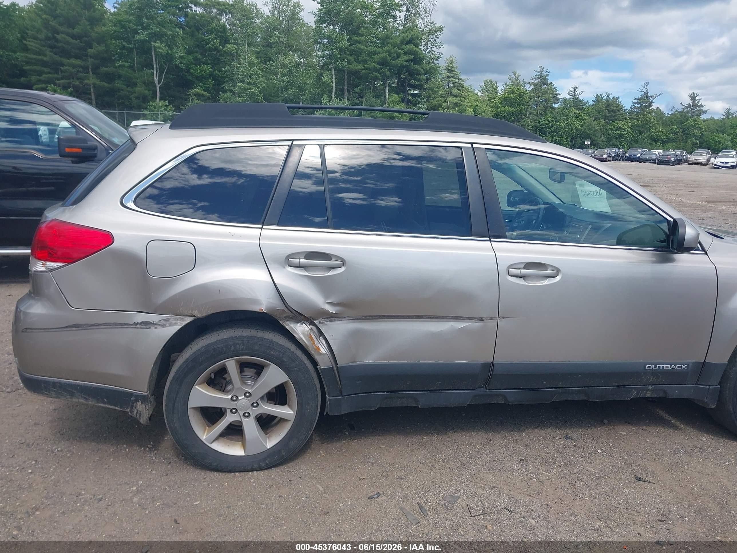 2014 Subaru Outback 2.5i Limited Silver vin: 4S4BRBLC8E3247610