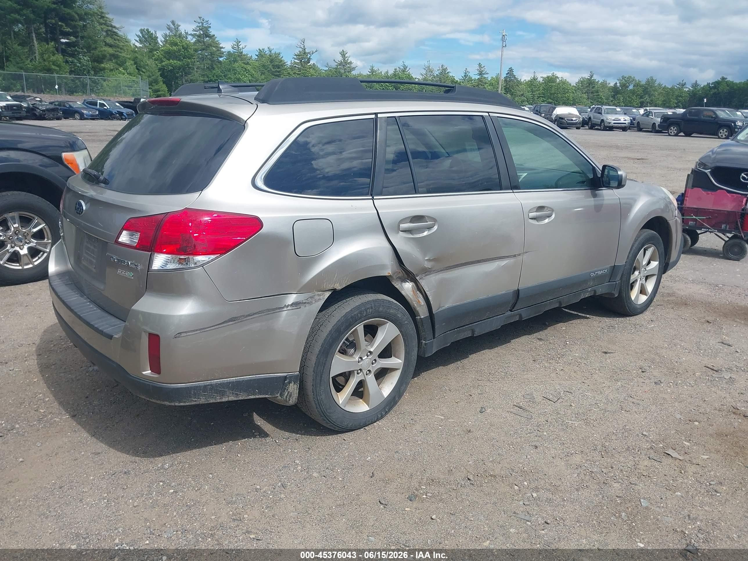 2014 Subaru Outback 2.5i Limited Silver vin: 4S4BRBLC8E3247610