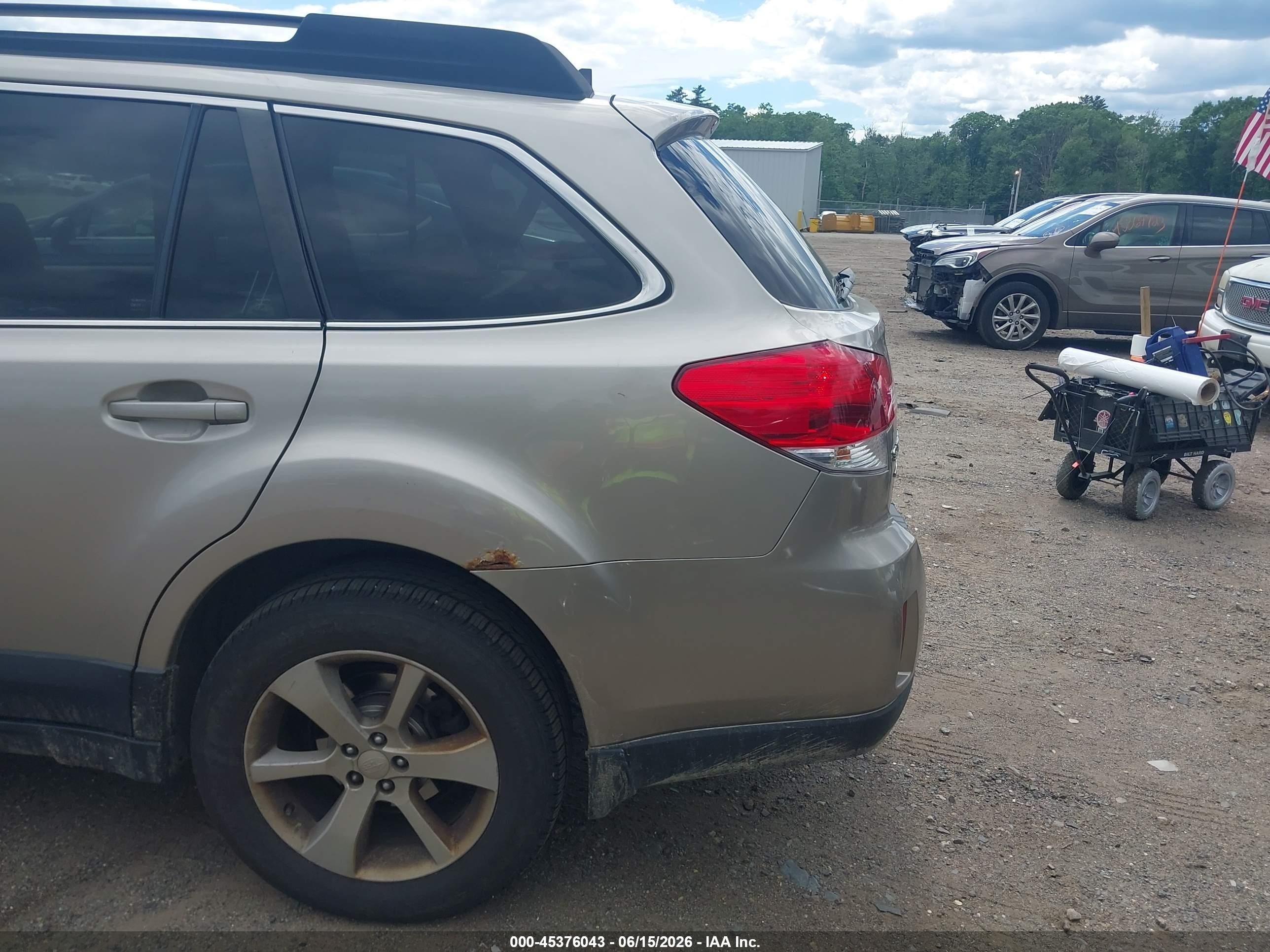 2014 Subaru Outback 2.5i Limited Silver vin: 4S4BRBLC8E3247610