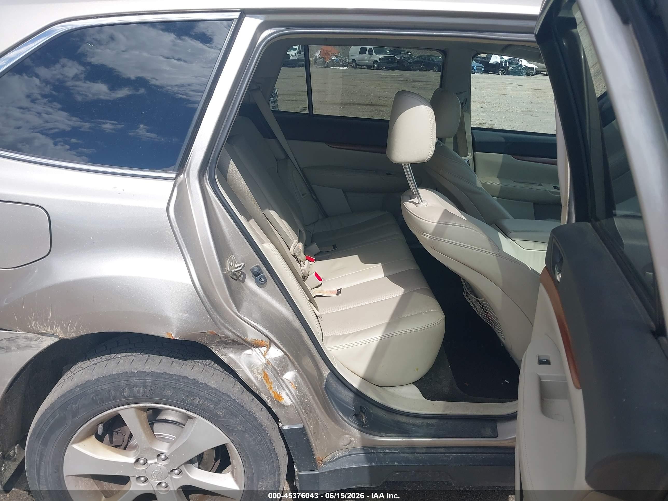 2014 Subaru Outback 2.5i Limited Silver vin: 4S4BRBLC8E3247610