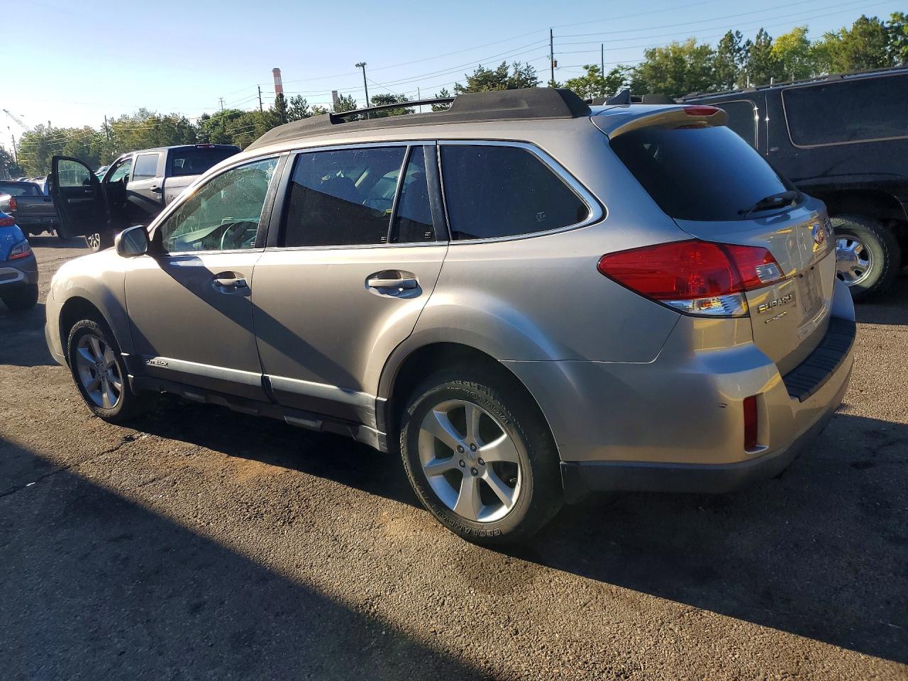 2014 Subaru Outback 2.5i Limited Золотой vin: 4S4BRBLC8E3267548