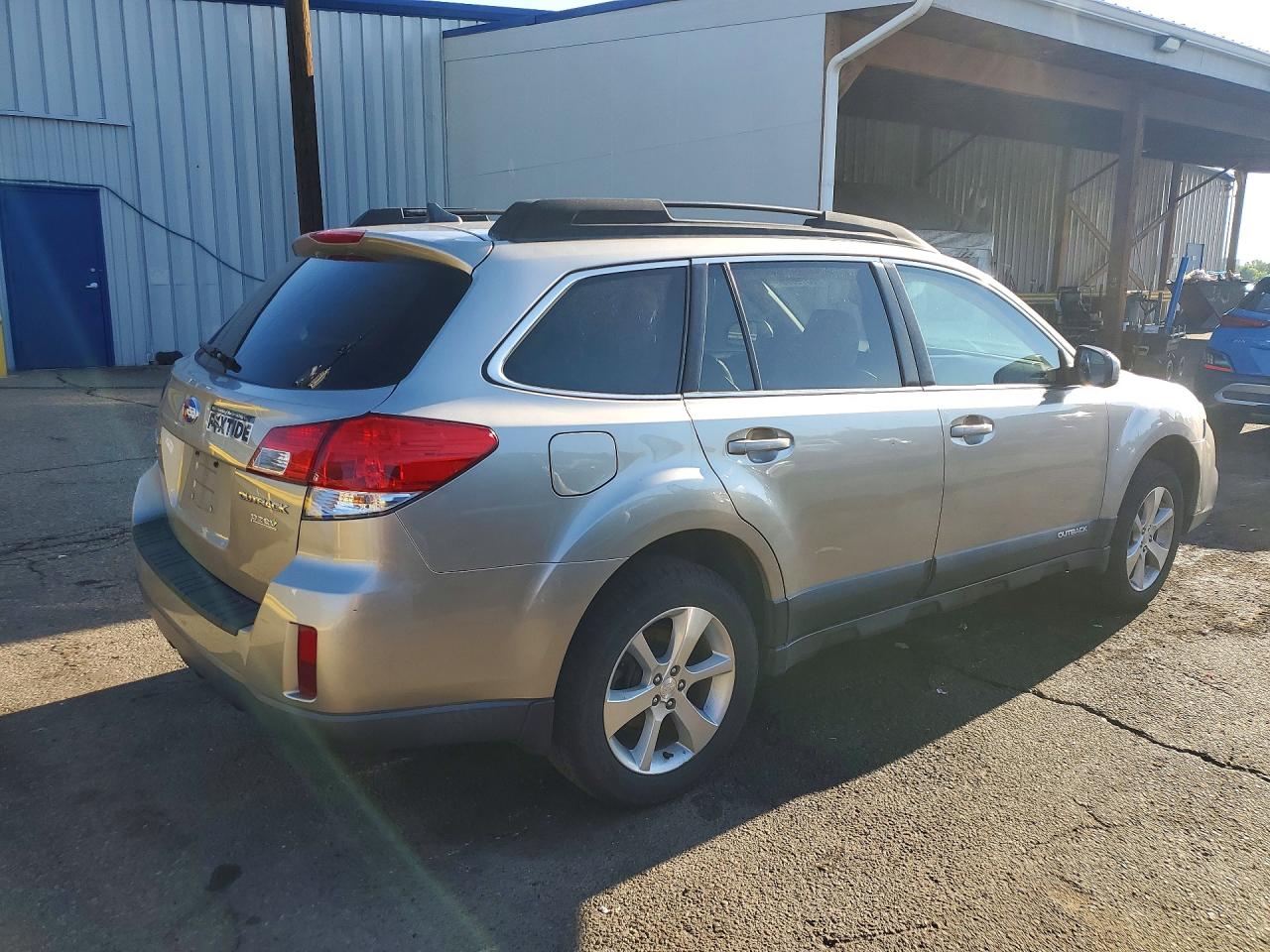 2014 Subaru Outback 2.5i Limited Золотой vin: 4S4BRBLC8E3267548