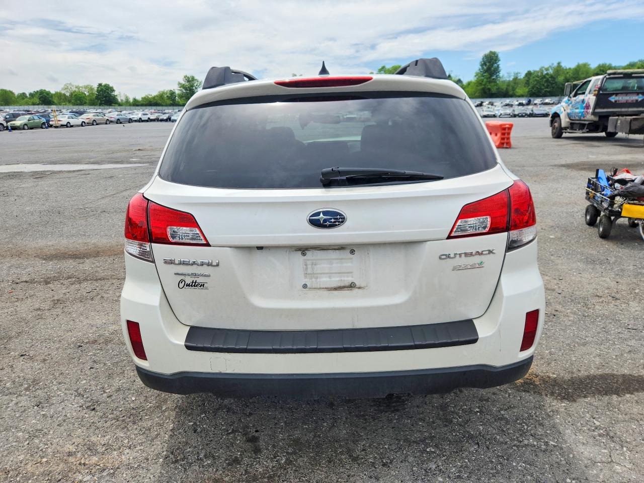 2014 Subaru Outback 2.5i Limited White vin: 4S4BRBLC8E3270028