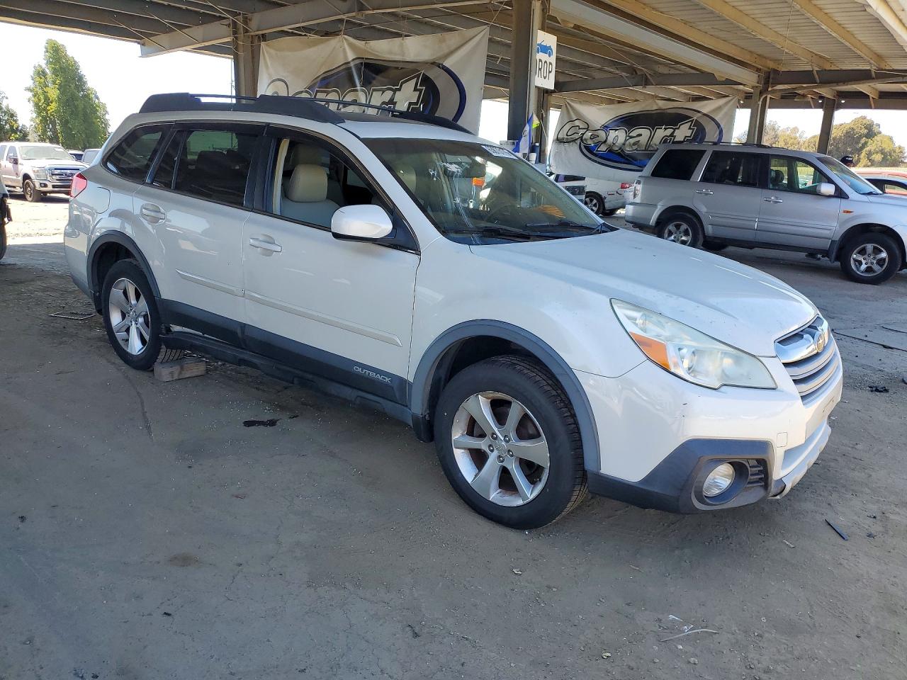 2014 Subaru Outback 2.5i Limited White vin: 4S4BRBLC8E3308731