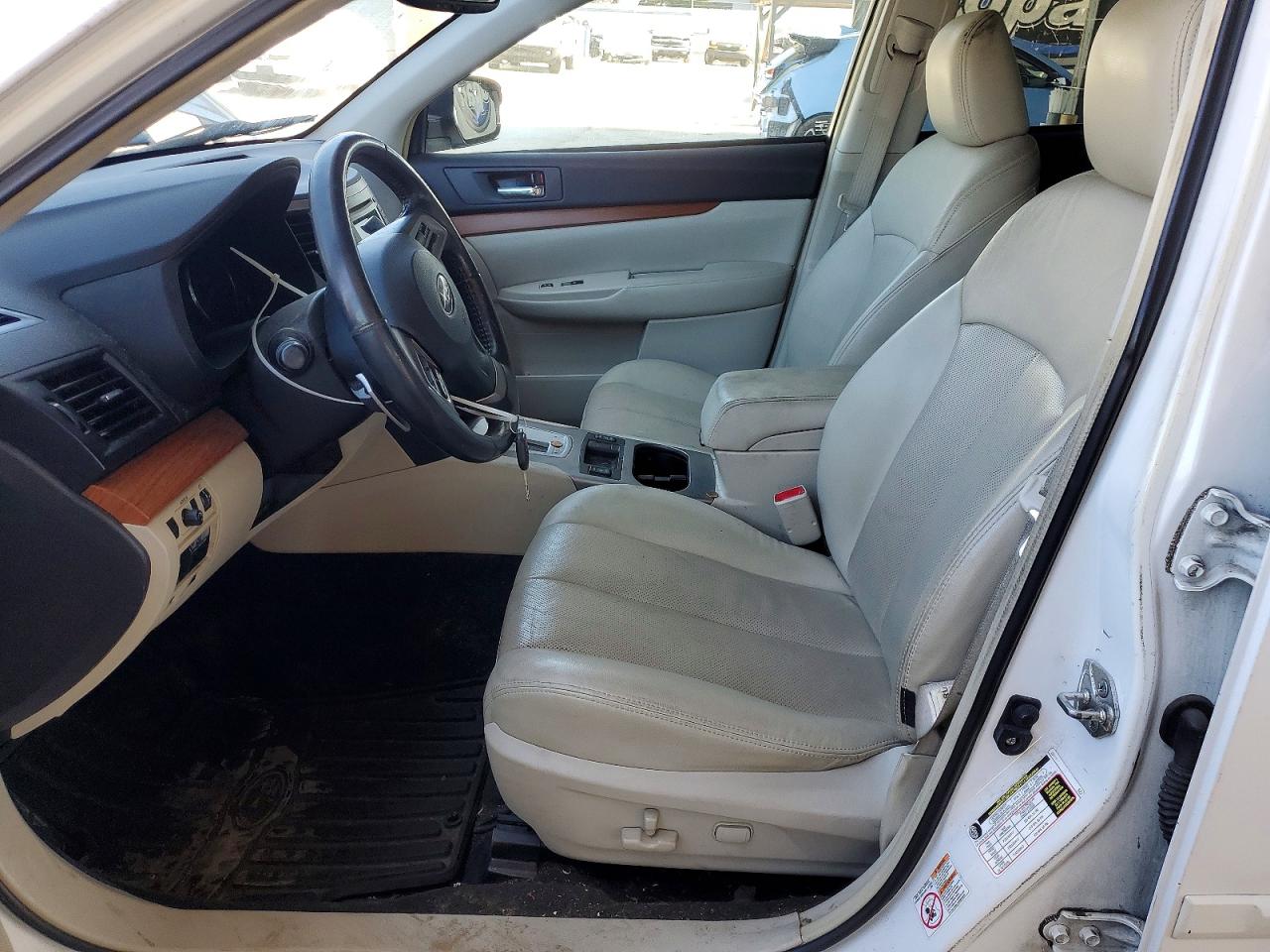 2014 Subaru Outback 2.5i Limited White vin: 4S4BRBLC8E3308731