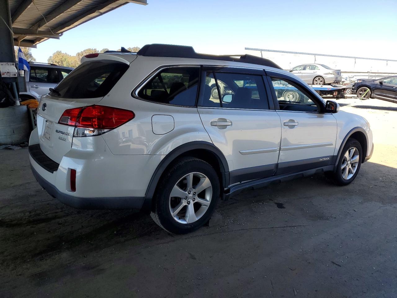 2014 Subaru Outback 2.5i Limited White vin: 4S4BRBLC8E3308731