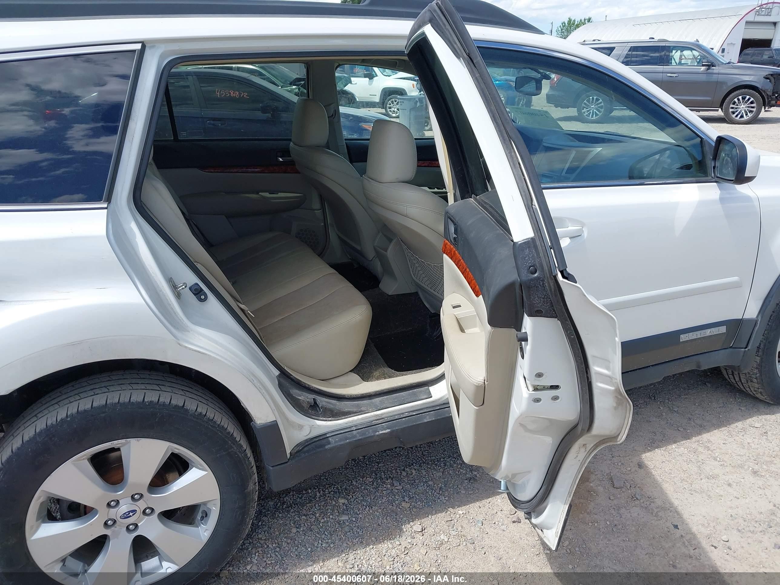 2012 Subaru Outback 2.5i Limited White vin: 4S4BRBLC9C3216735