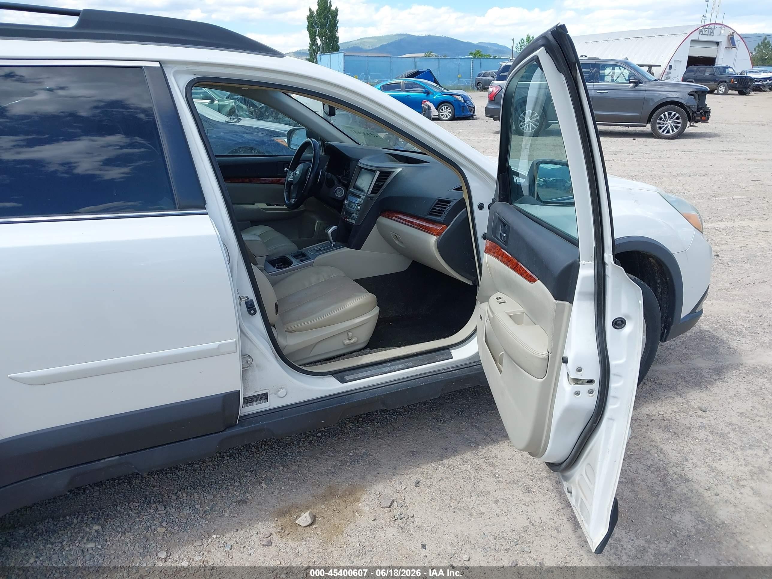2012 Subaru Outback 2.5i Limited White vin: 4S4BRBLC9C3216735