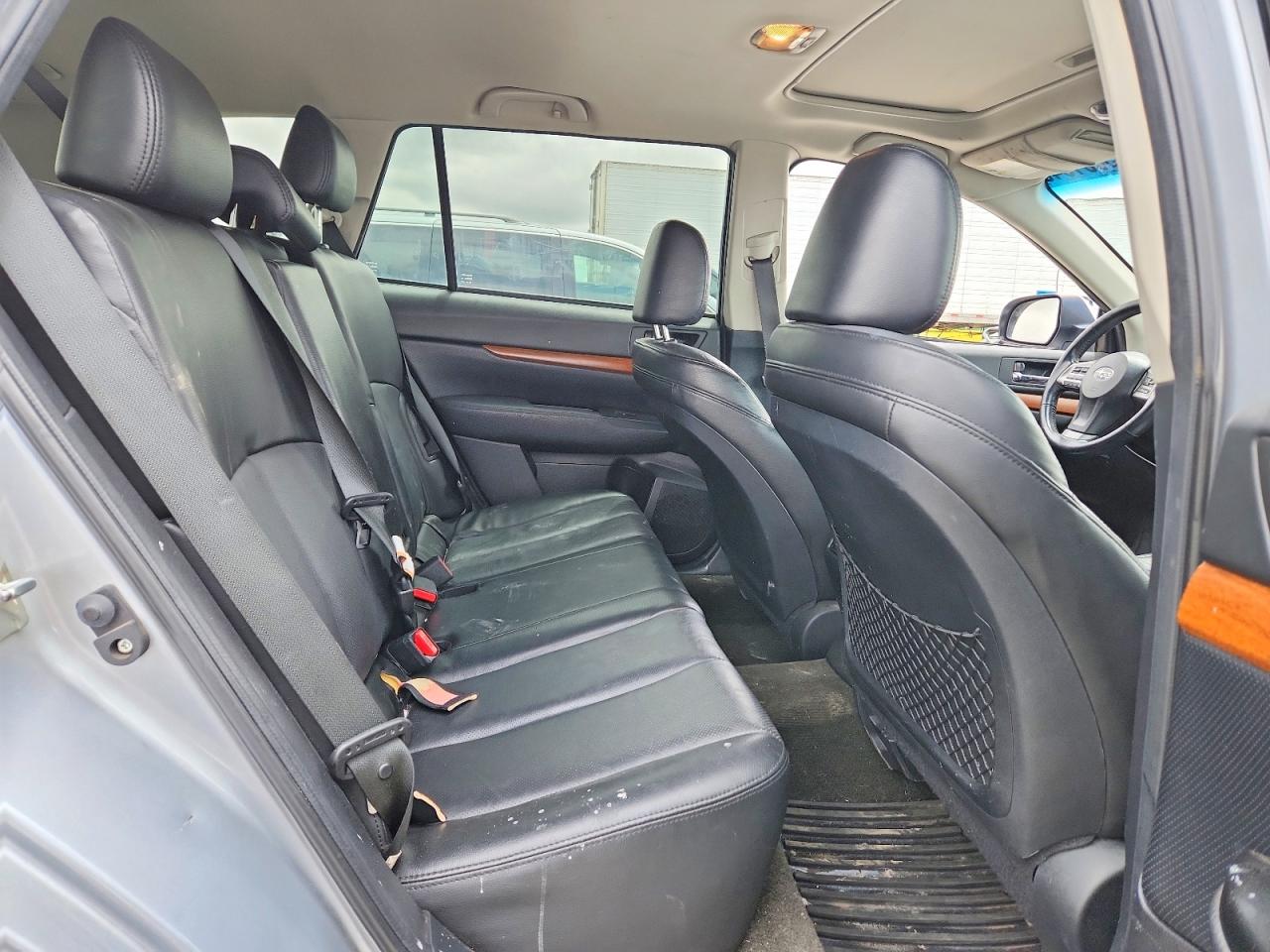 2014 Subaru Outback 2.5i Limited Silver vin: 4S4BRBMC4E3299251