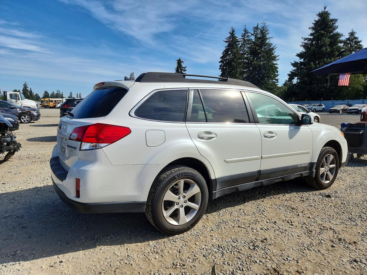 2014 Subaru Outback 2.5i Limited White vin: 4S4BRBMC5E3271104