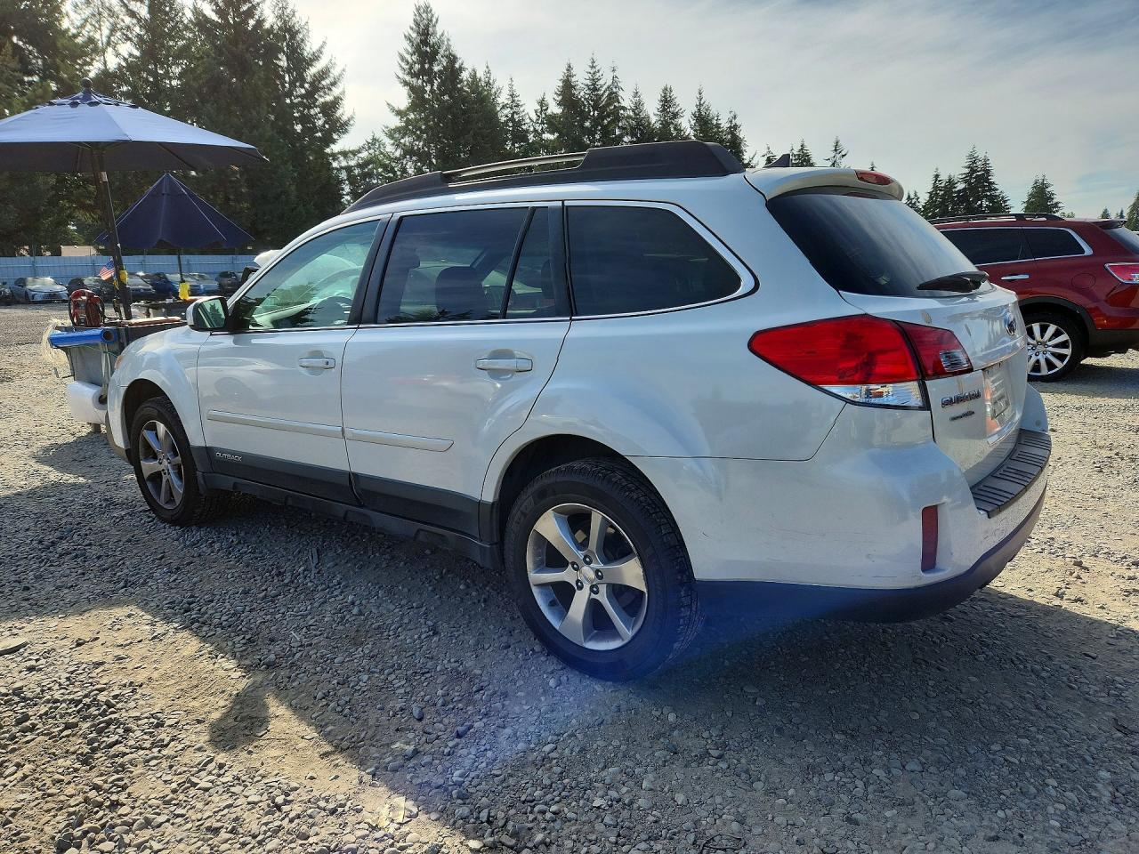 2014 Subaru Outback 2.5i Limited White vin: 4S4BRBMC5E3271104