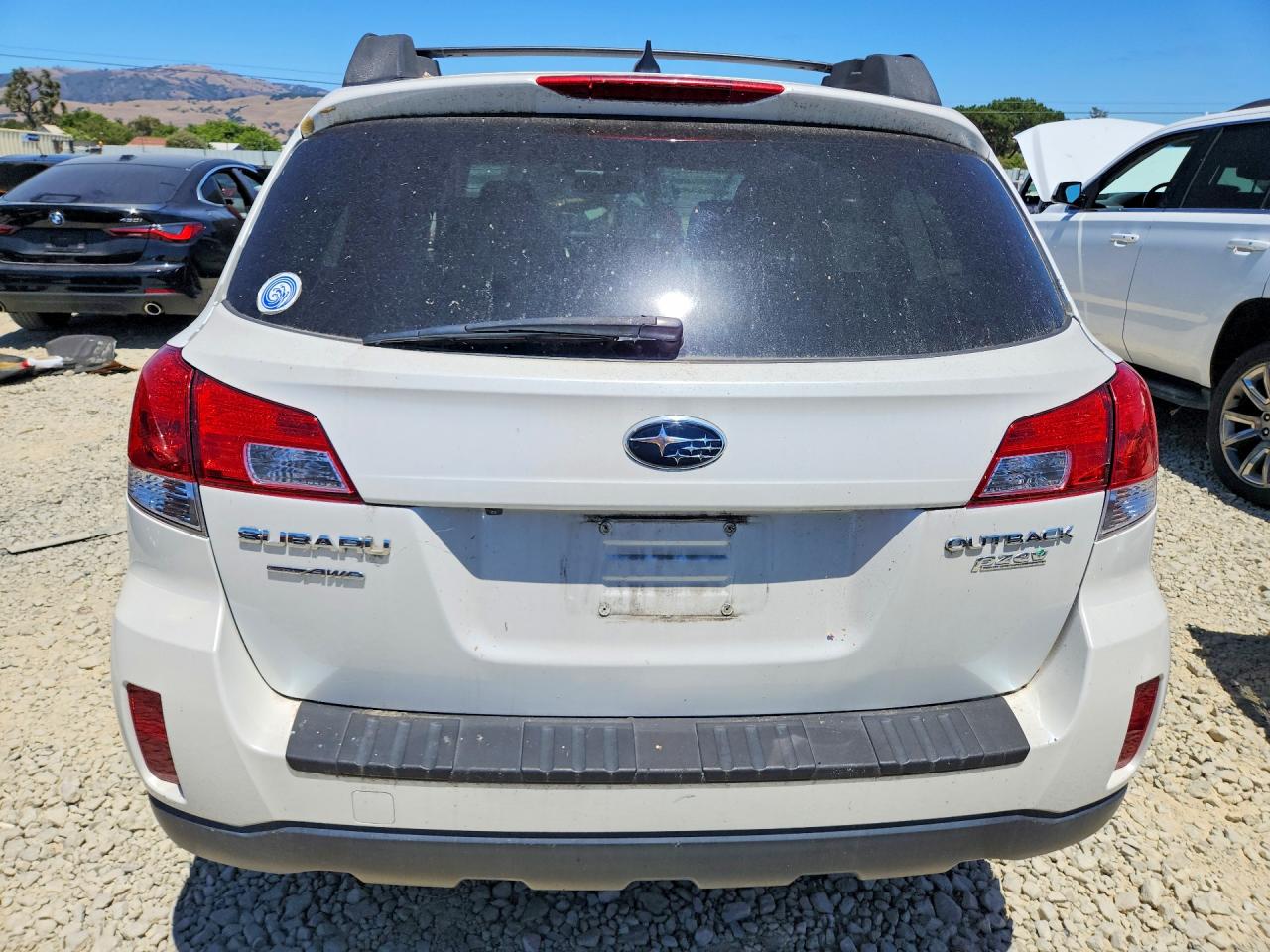 2014 Subaru Outback 2.5i Limited White vin: 4S4BRBPC2E3310047