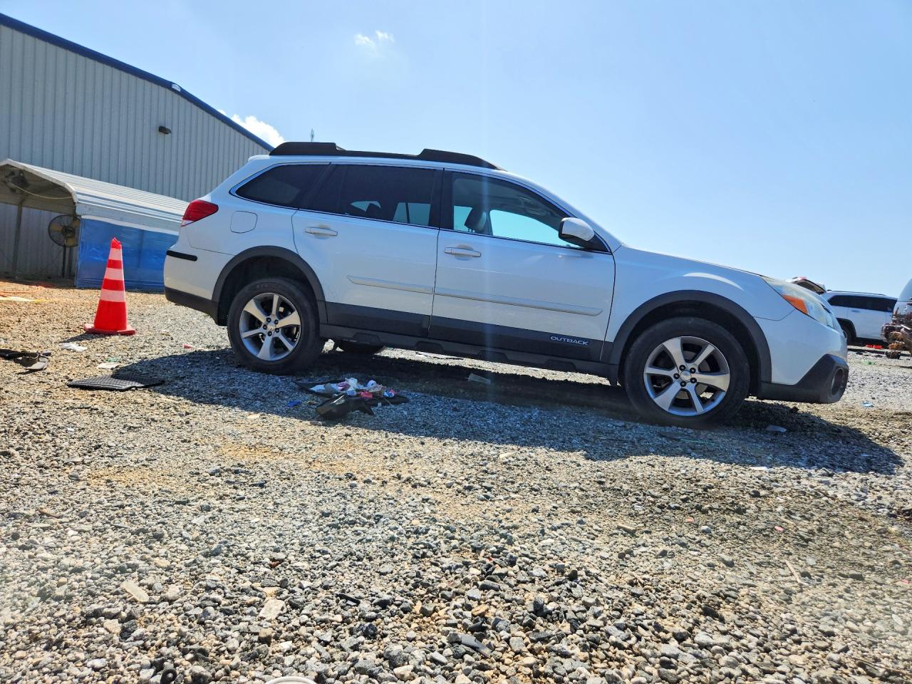 2013 Subaru Outback 2.5i Limited White vin: 4S4BRBPC6D3230653