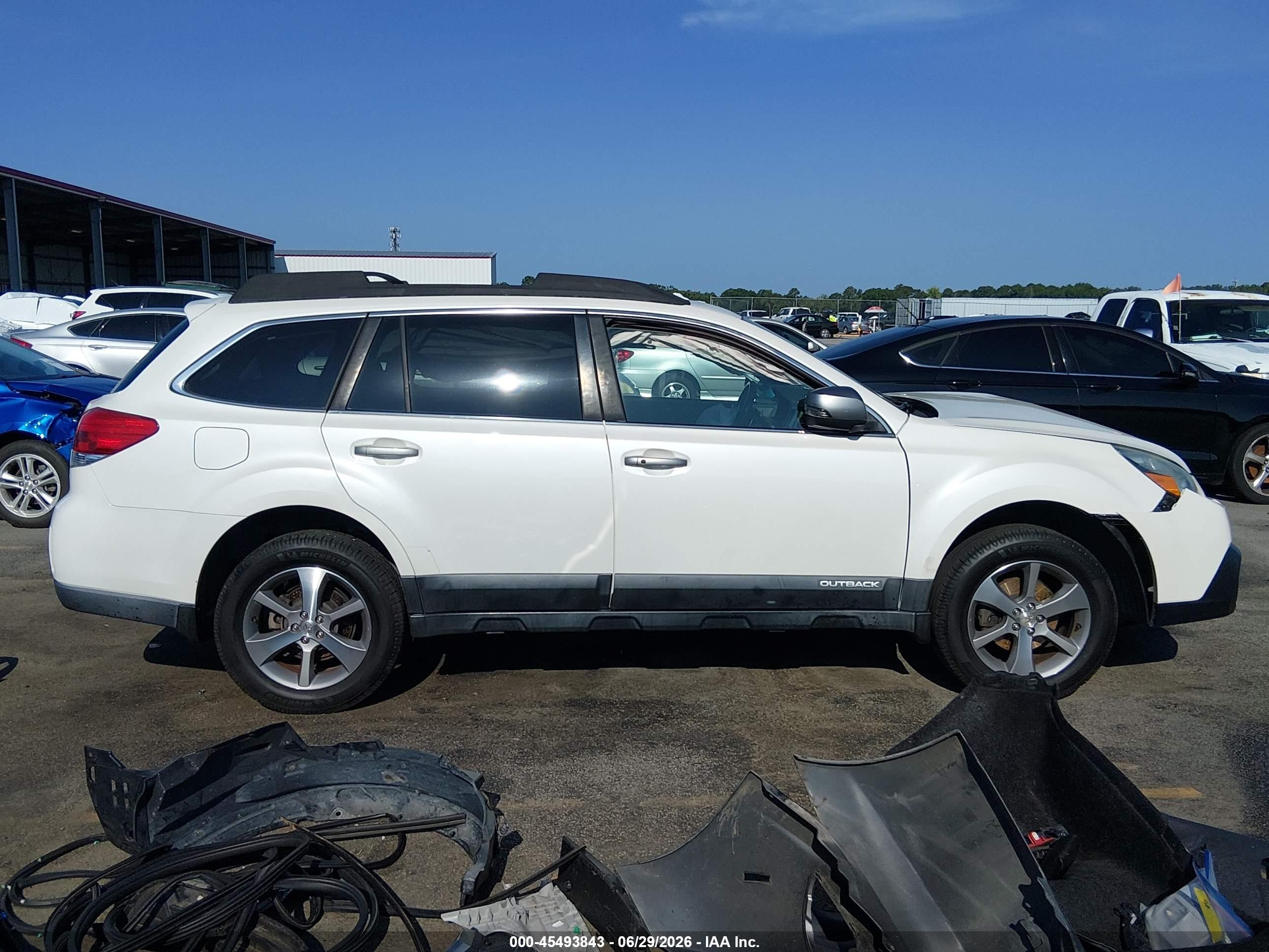 2014 Subaru Outback 2.5i Limited White vin: 4S4BRBPC6E3221209