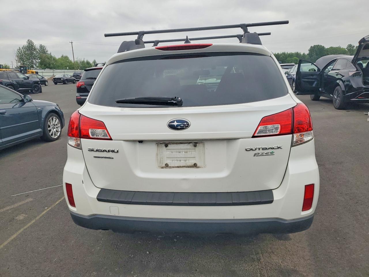 2014 Subaru Outback 2.5i Limited White vin: 4S4BRBPC7E3255109