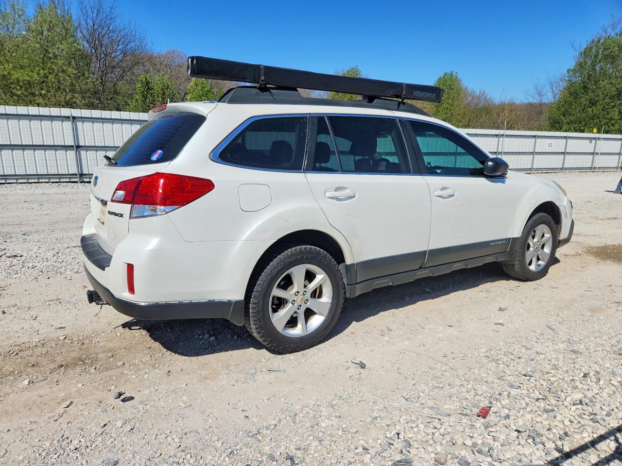 2014 Subaru Outback 2.5i White vin: 4S4BRCAC0E3228252