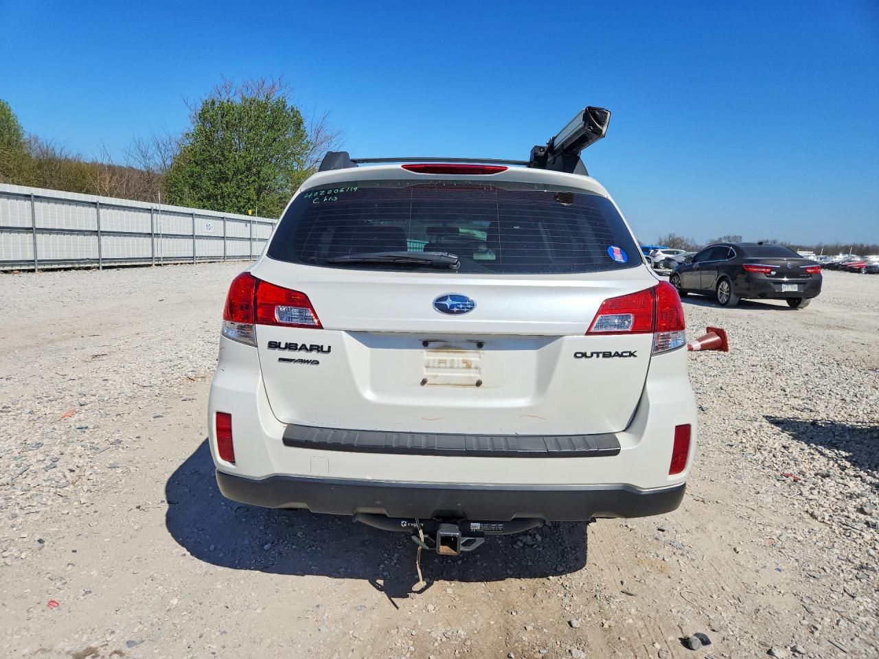 2014 Subaru Outback 2.5i White vin: 4S4BRCAC0E3228252