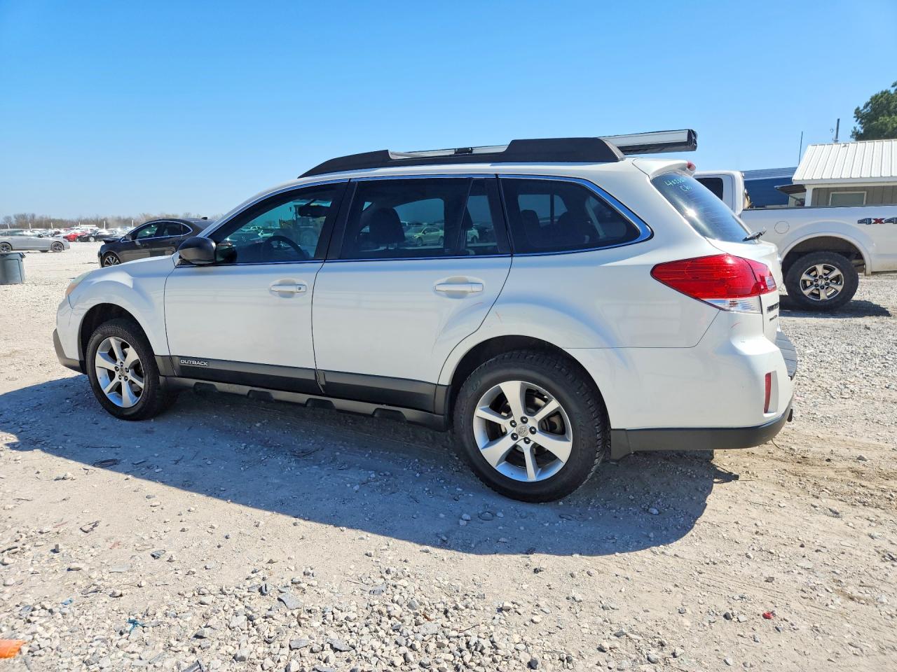 2014 Subaru Outback 2.5i White vin: 4S4BRCAC0E3228252