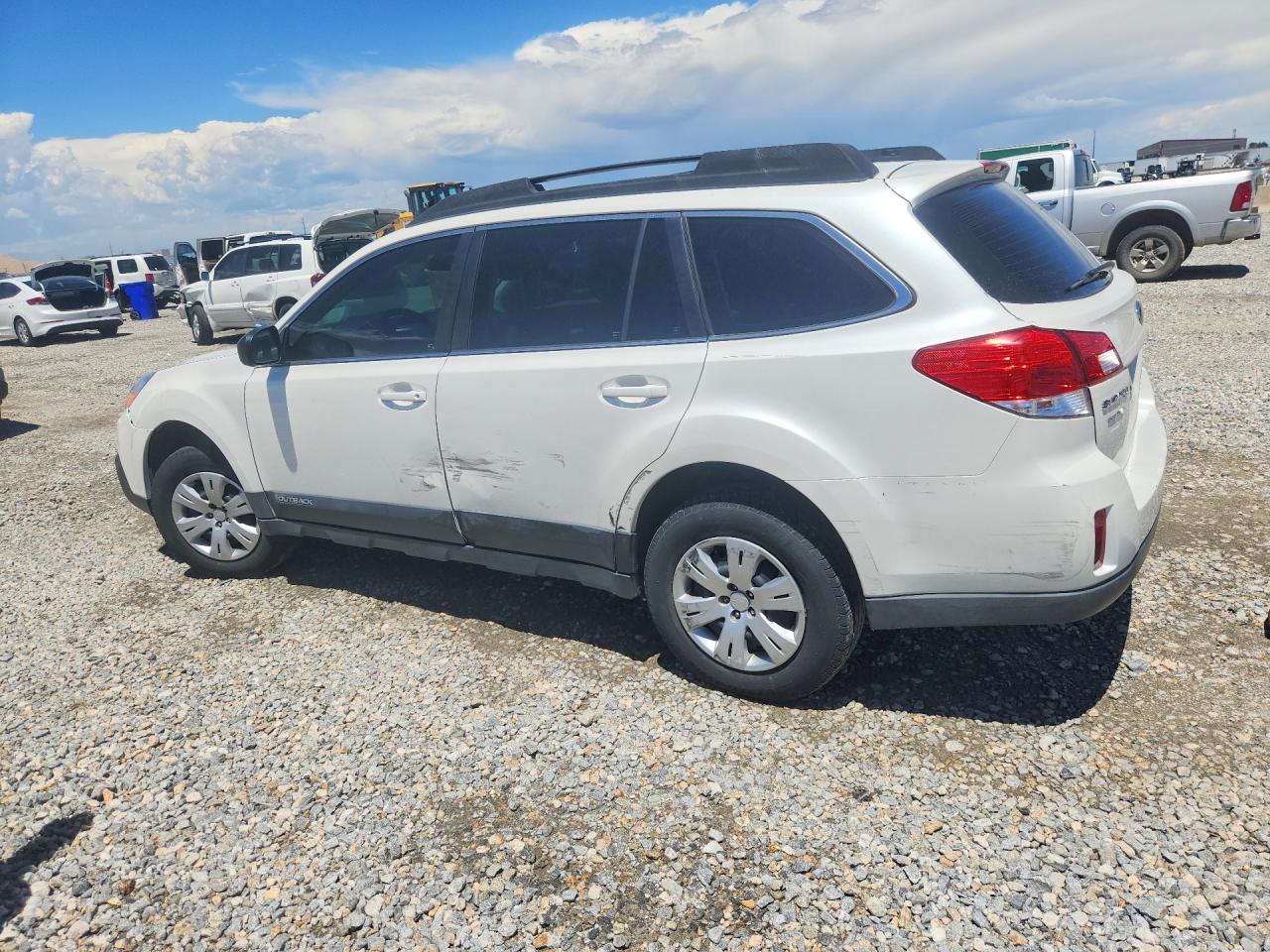 2013 Subaru Outback 2.5i White vin: 4S4BRCAC1D3290127