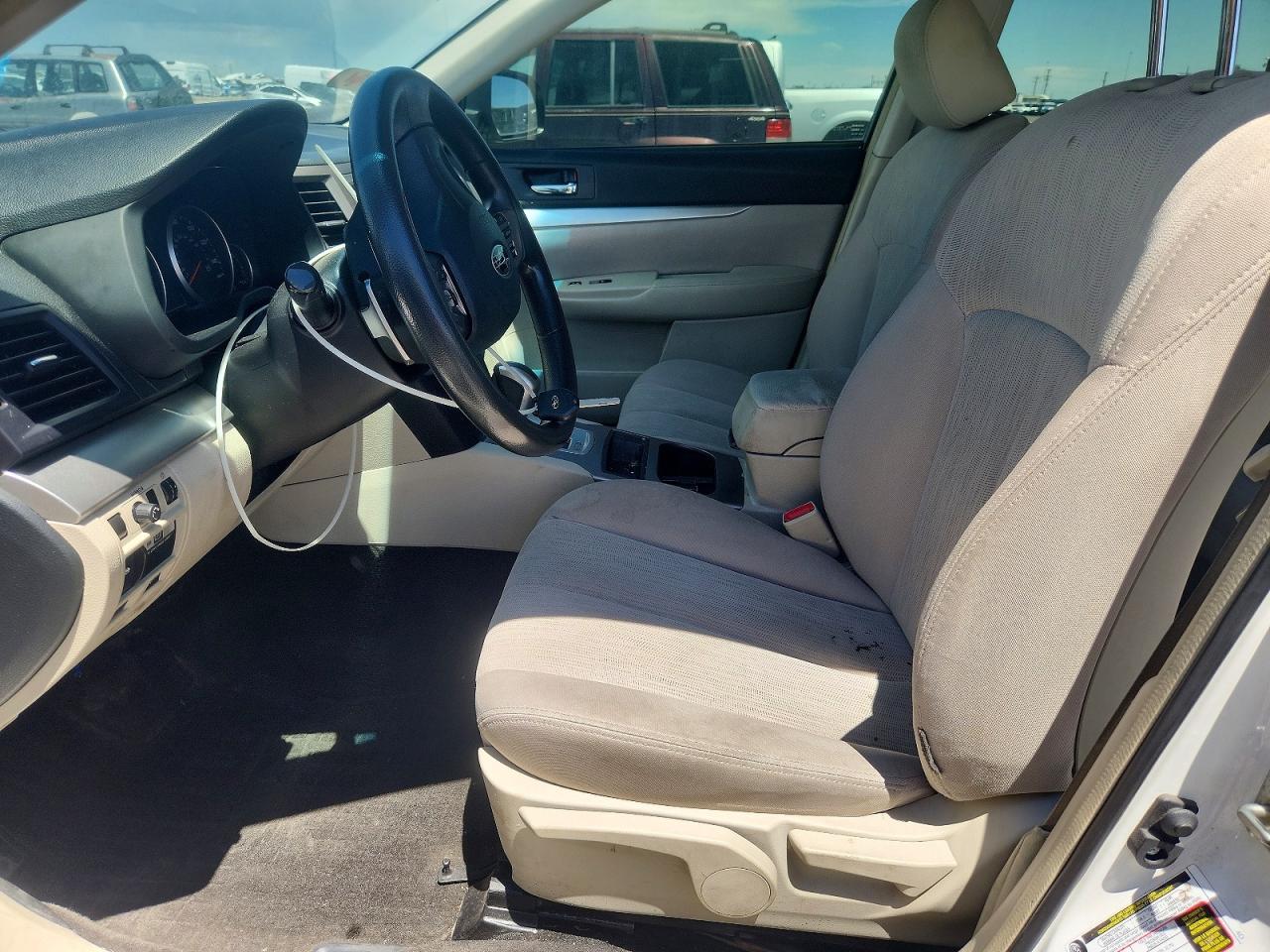 2013 Subaru Outback 2.5i White vin: 4S4BRCAC1D3290127