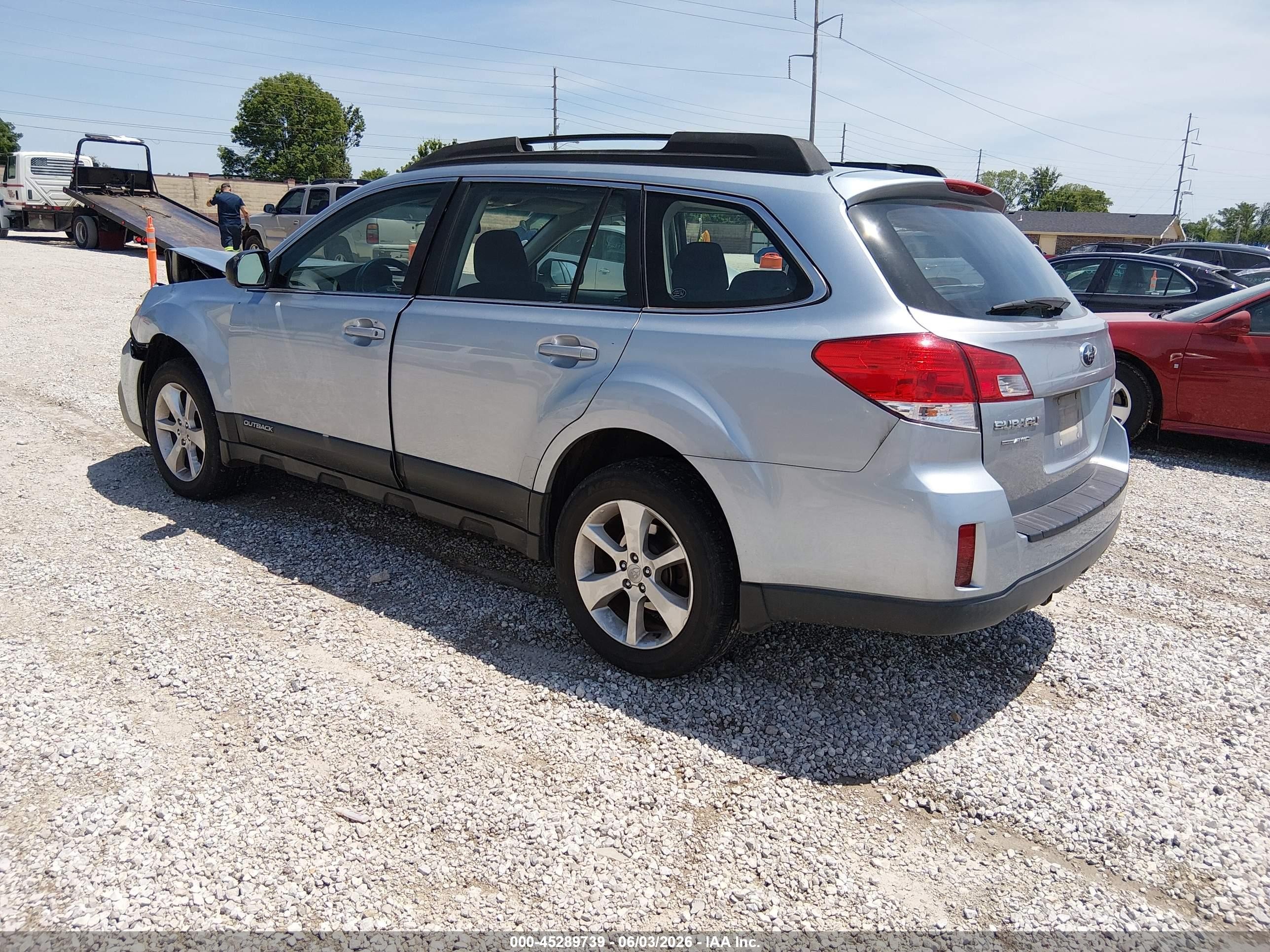 2014 Subaru Outback 2.5i Silver vin: 4S4BRCAC1E3306635