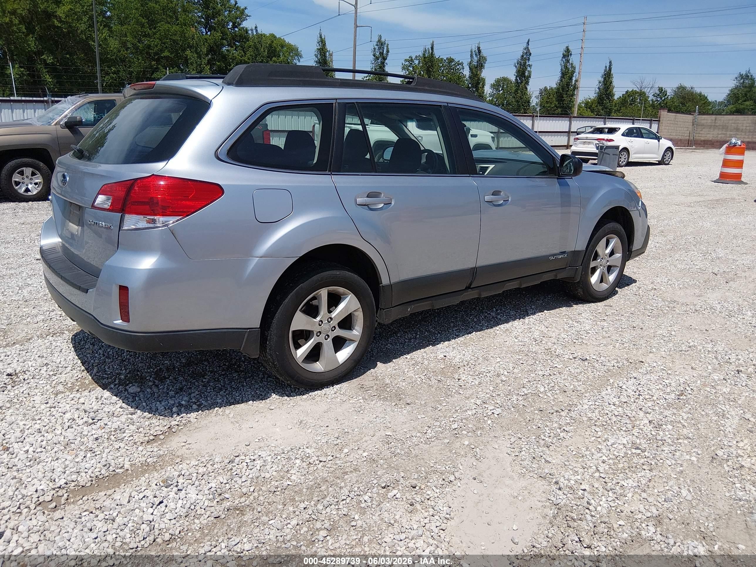 2014 Subaru Outback 2.5i Silver vin: 4S4BRCAC1E3306635