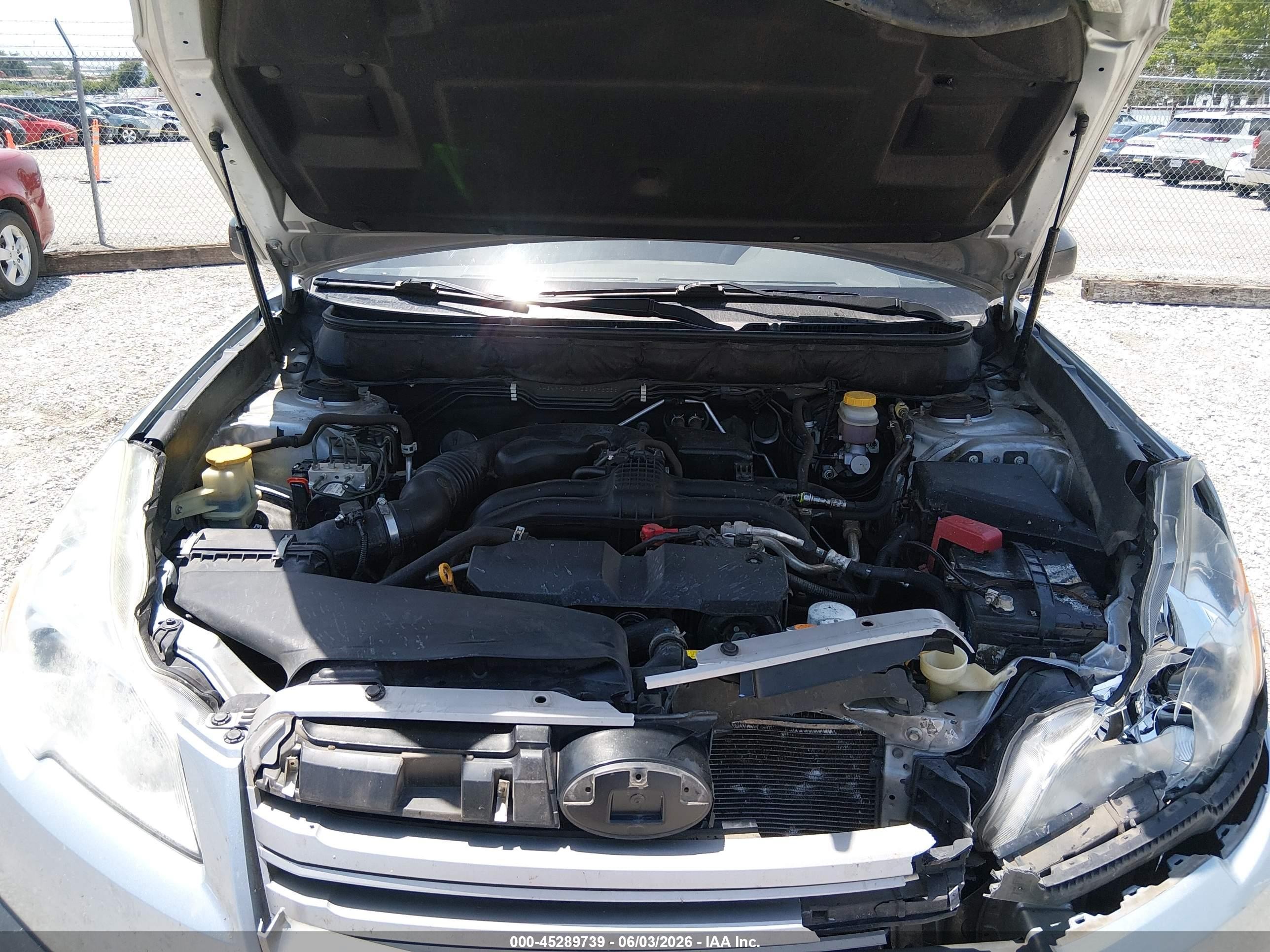 2014 Subaru Outback 2.5i Silver vin: 4S4BRCAC1E3306635
