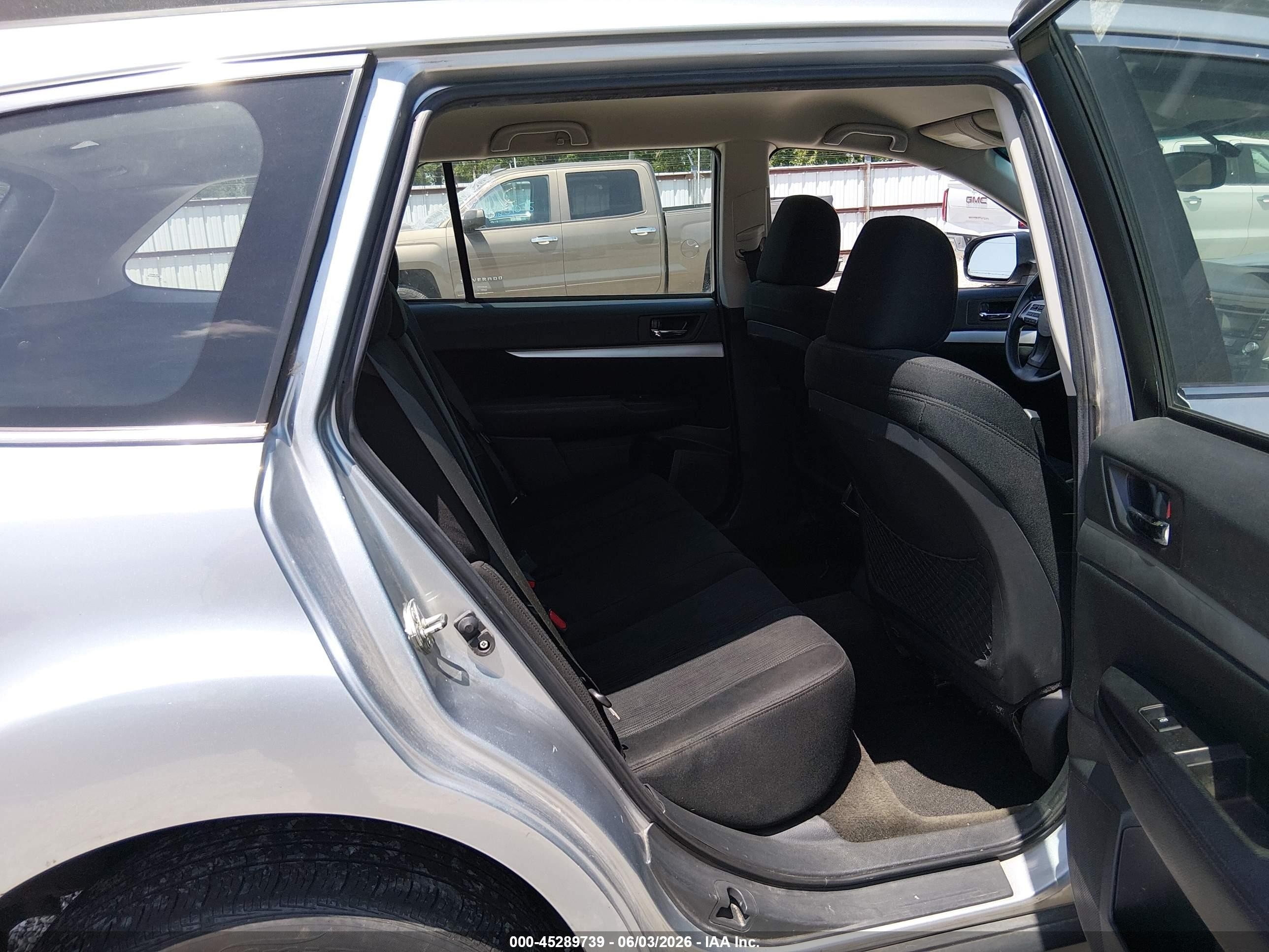 2014 Subaru Outback 2.5i Silver vin: 4S4BRCAC1E3306635