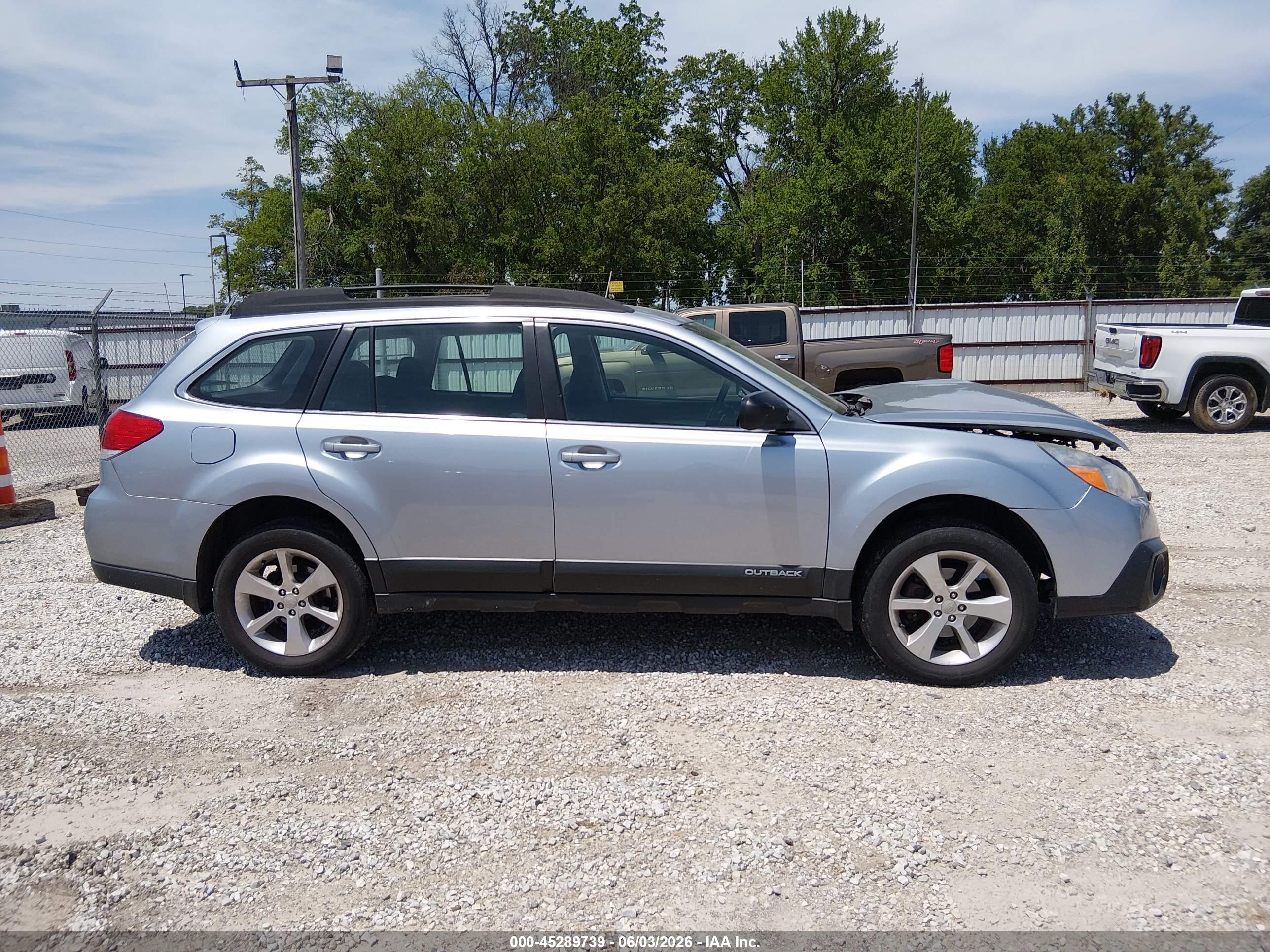 2014 Subaru Outback 2.5i Silver vin: 4S4BRCAC1E3306635