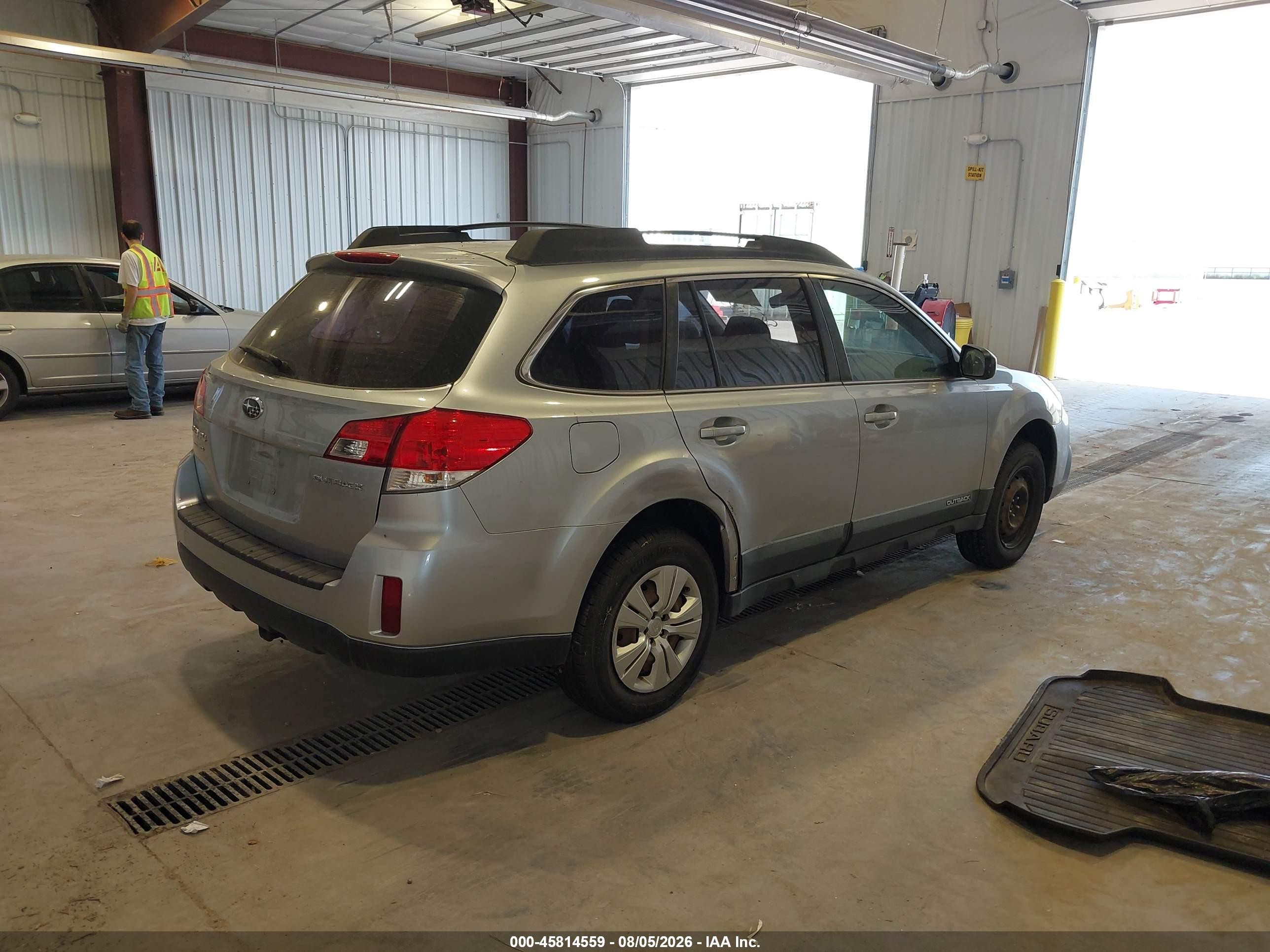 2013 Subaru Outback 2.5i Серебряный vin: 4S4BRCAC4D3211839