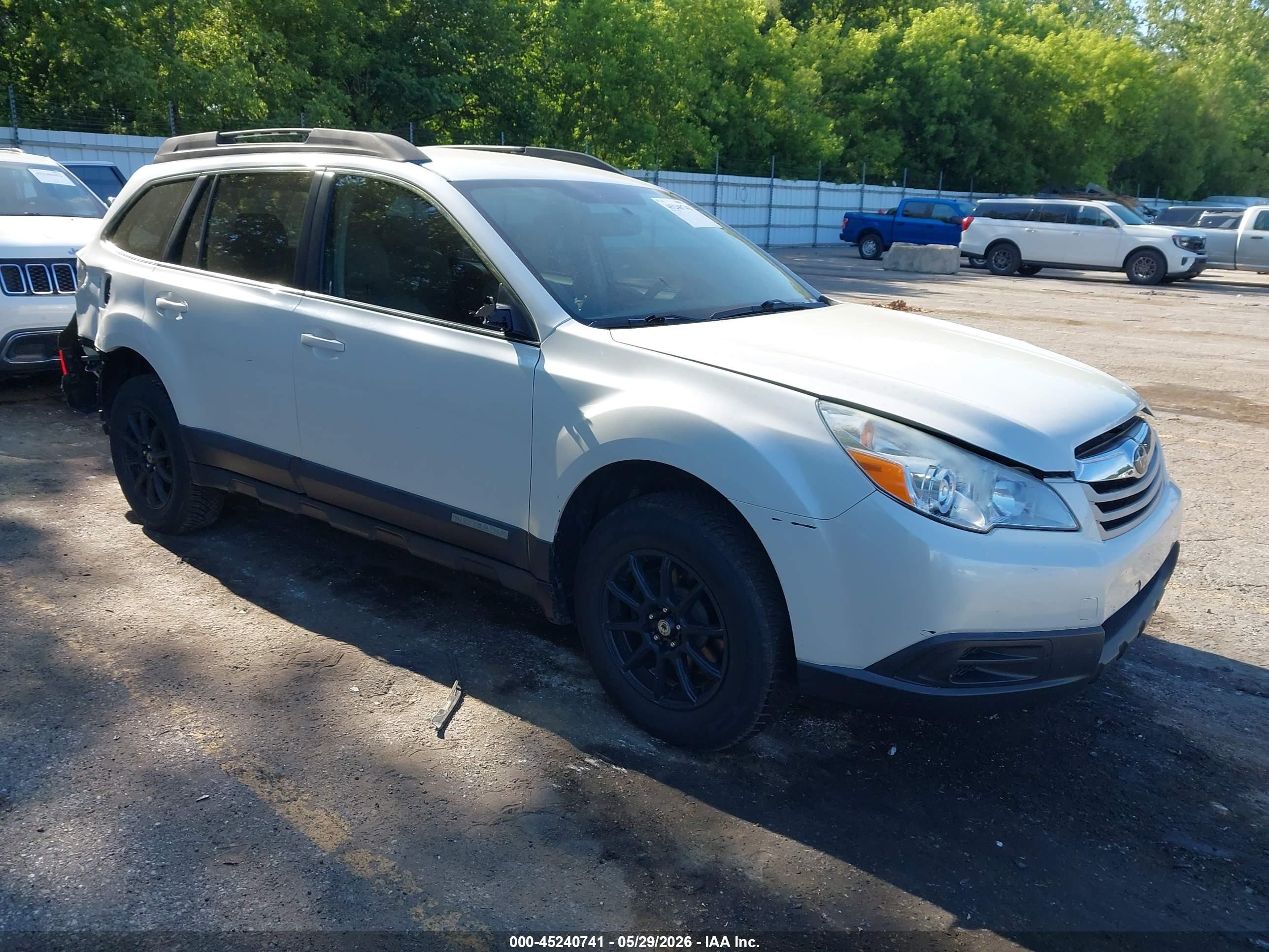 2010 Subaru Outback 2.5i White vin: 4S4BRCAC5A3314019