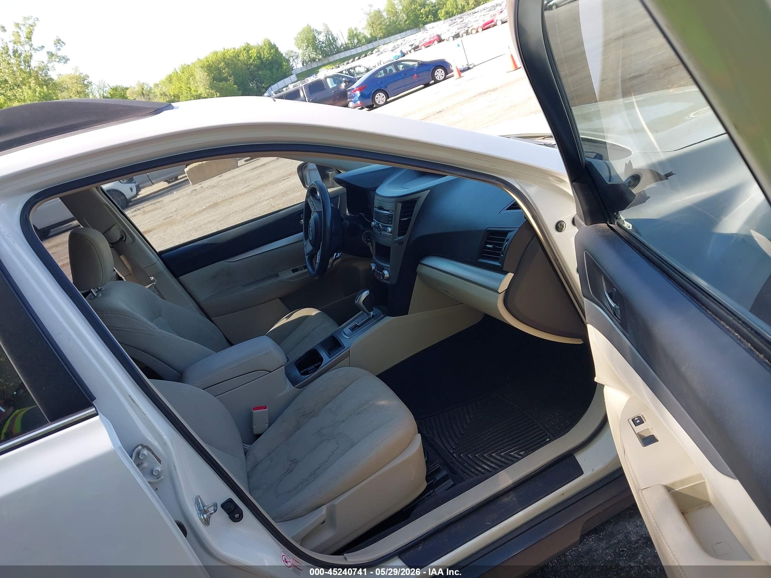 2010 Subaru Outback 2.5i White vin: 4S4BRCAC5A3314019