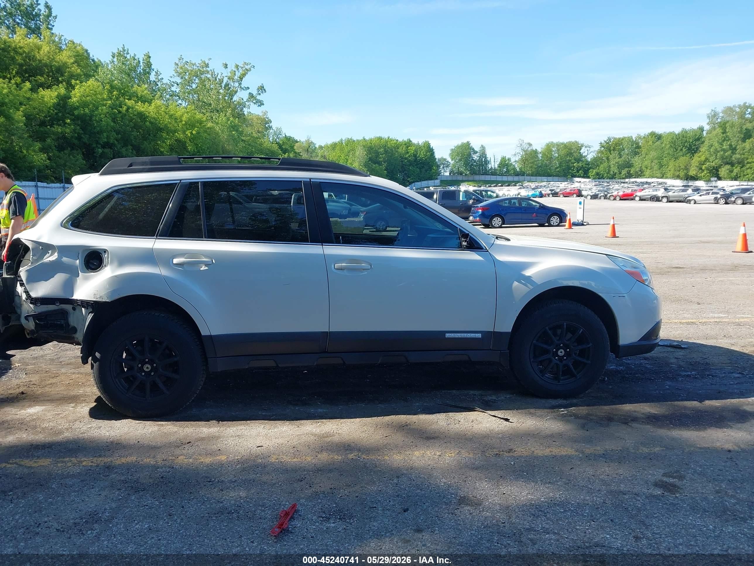 2010 Subaru Outback 2.5i White vin: 4S4BRCAC5A3314019