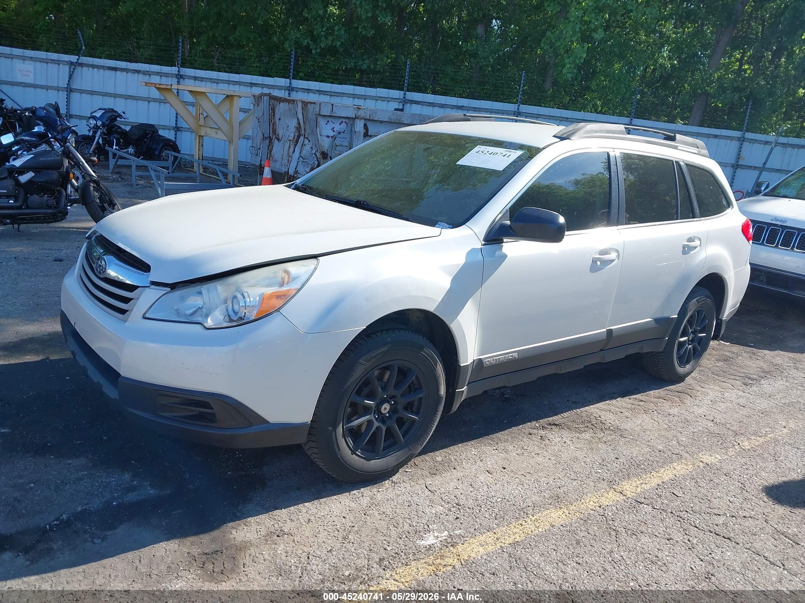 2010 Subaru Outback 2.5i White vin: 4S4BRCAC5A3314019