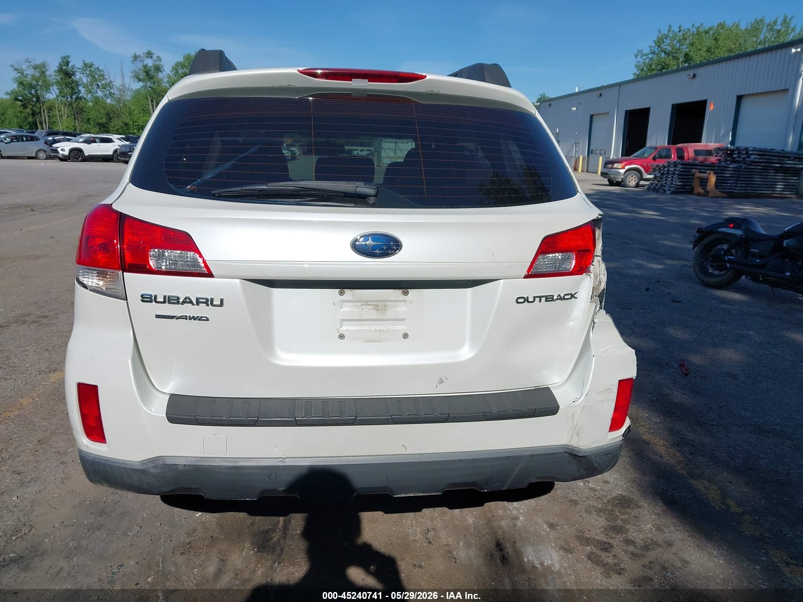 2010 Subaru Outback 2.5i White vin: 4S4BRCAC5A3314019