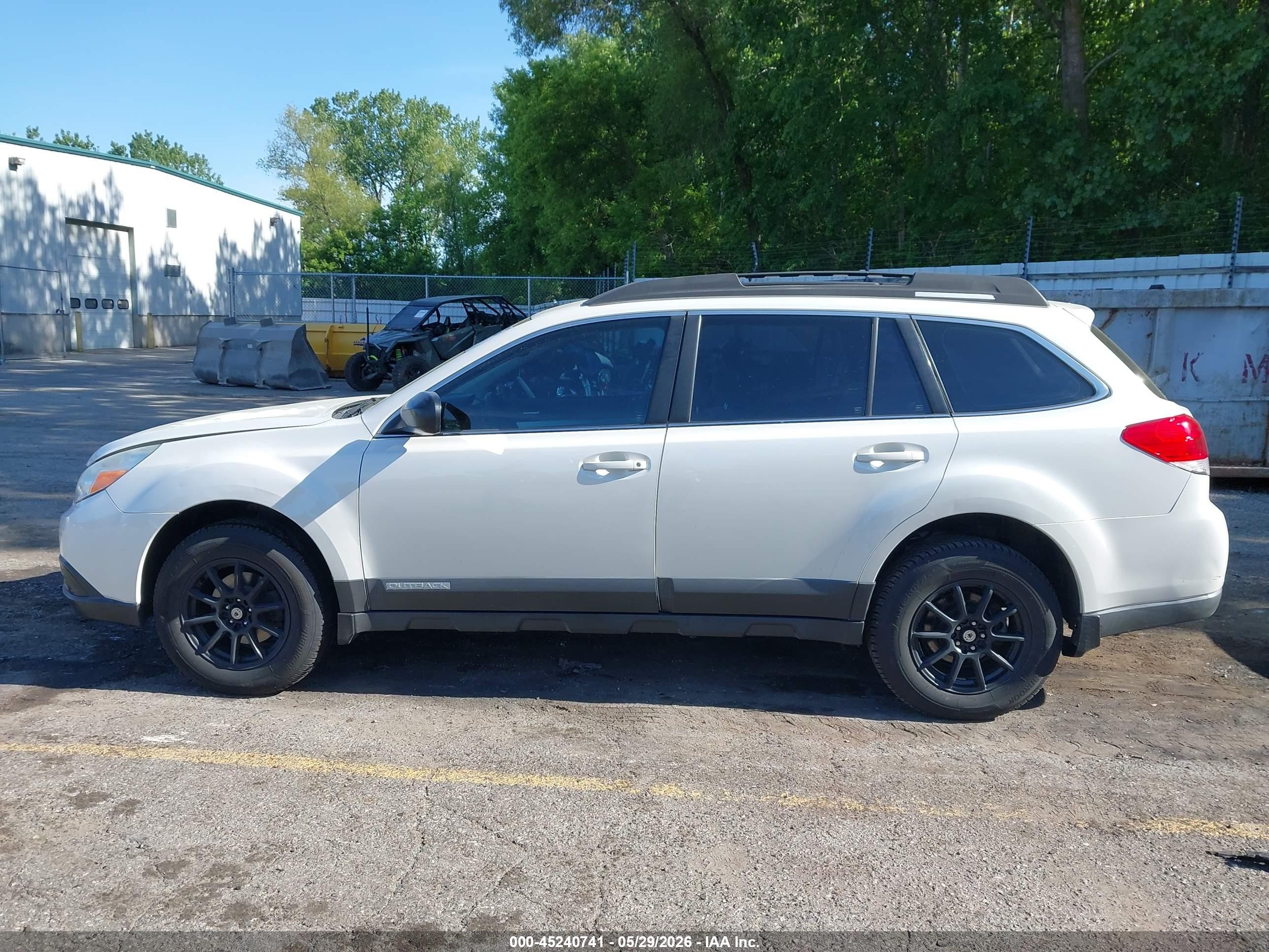 2010 Subaru Outback 2.5i White vin: 4S4BRCAC5A3314019
