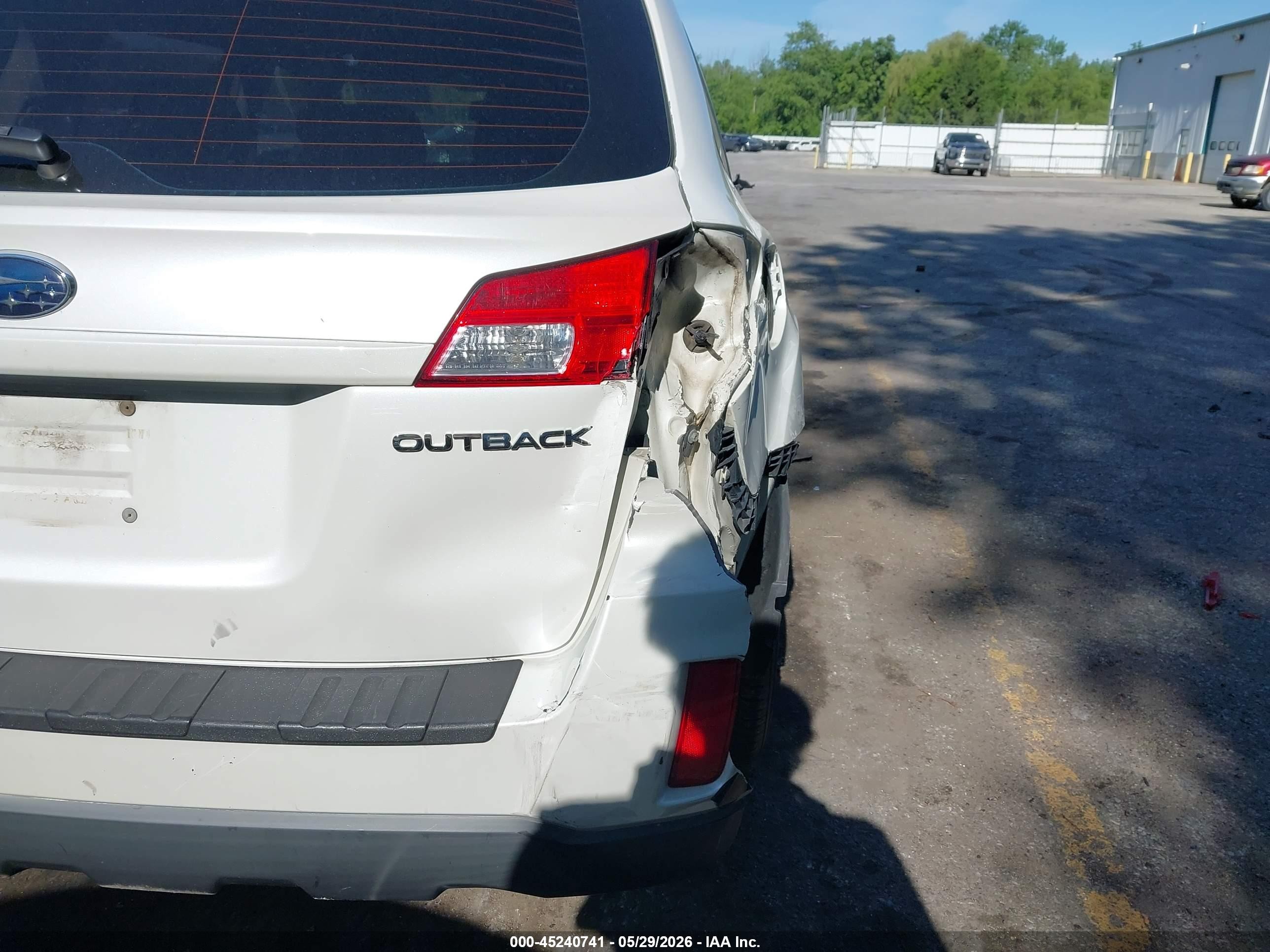 2010 Subaru Outback 2.5i White vin: 4S4BRCAC5A3314019