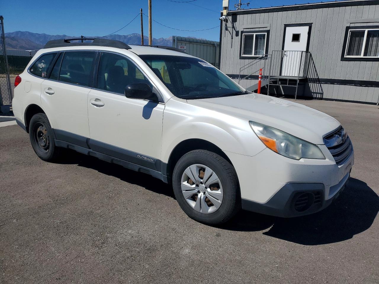 2013 Subaru Outback 2.5i White vin: 4S4BRCAC5D3242680