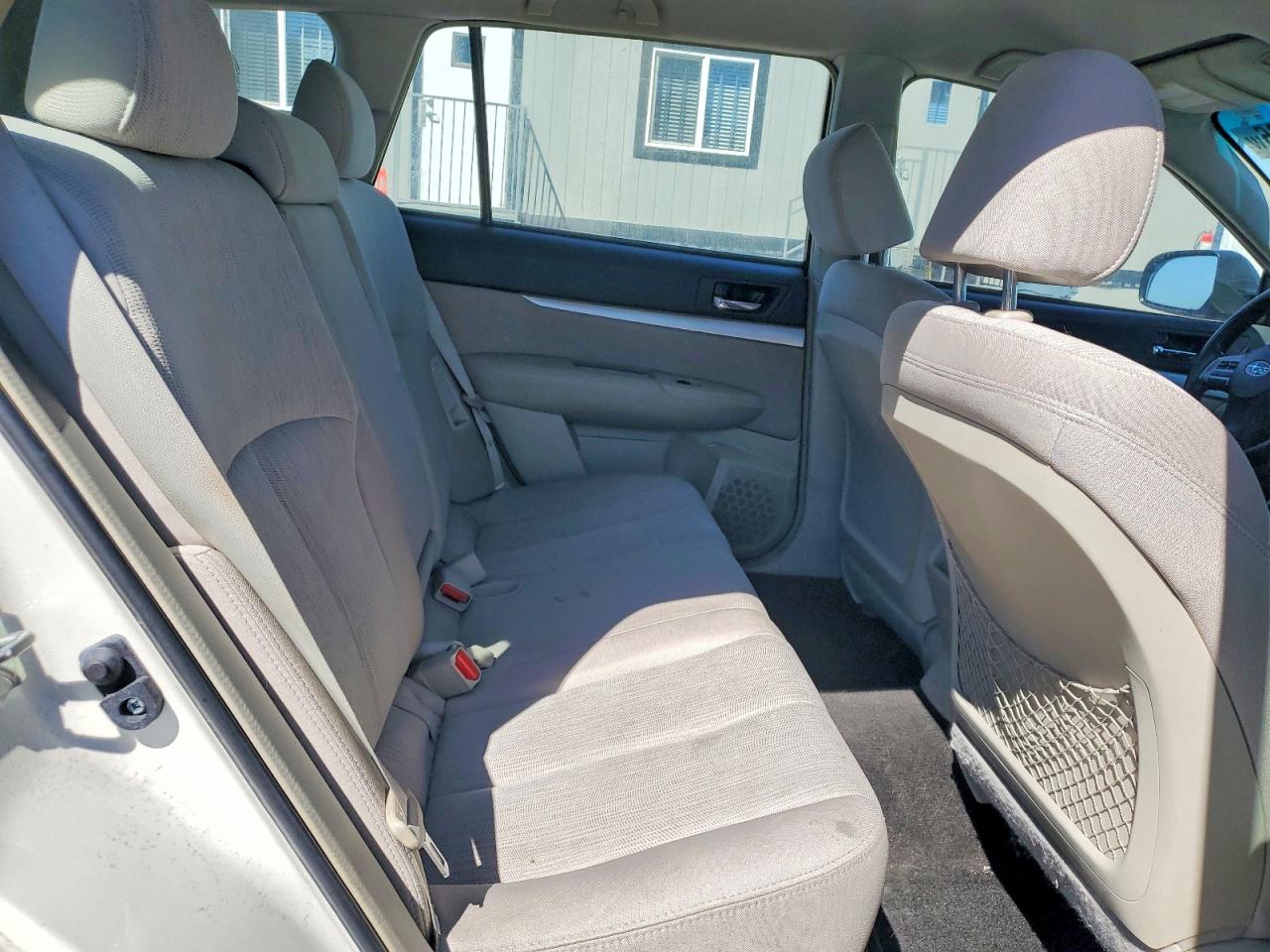 2013 Subaru Outback 2.5i White vin: 4S4BRCAC5D3242680