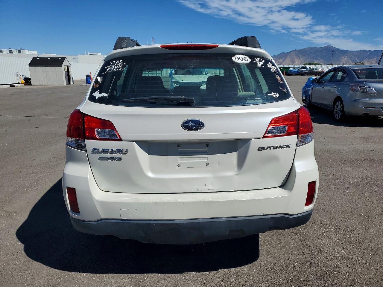 2013 Subaru Outback 2.5i White vin: 4S4BRCAC5D3242680