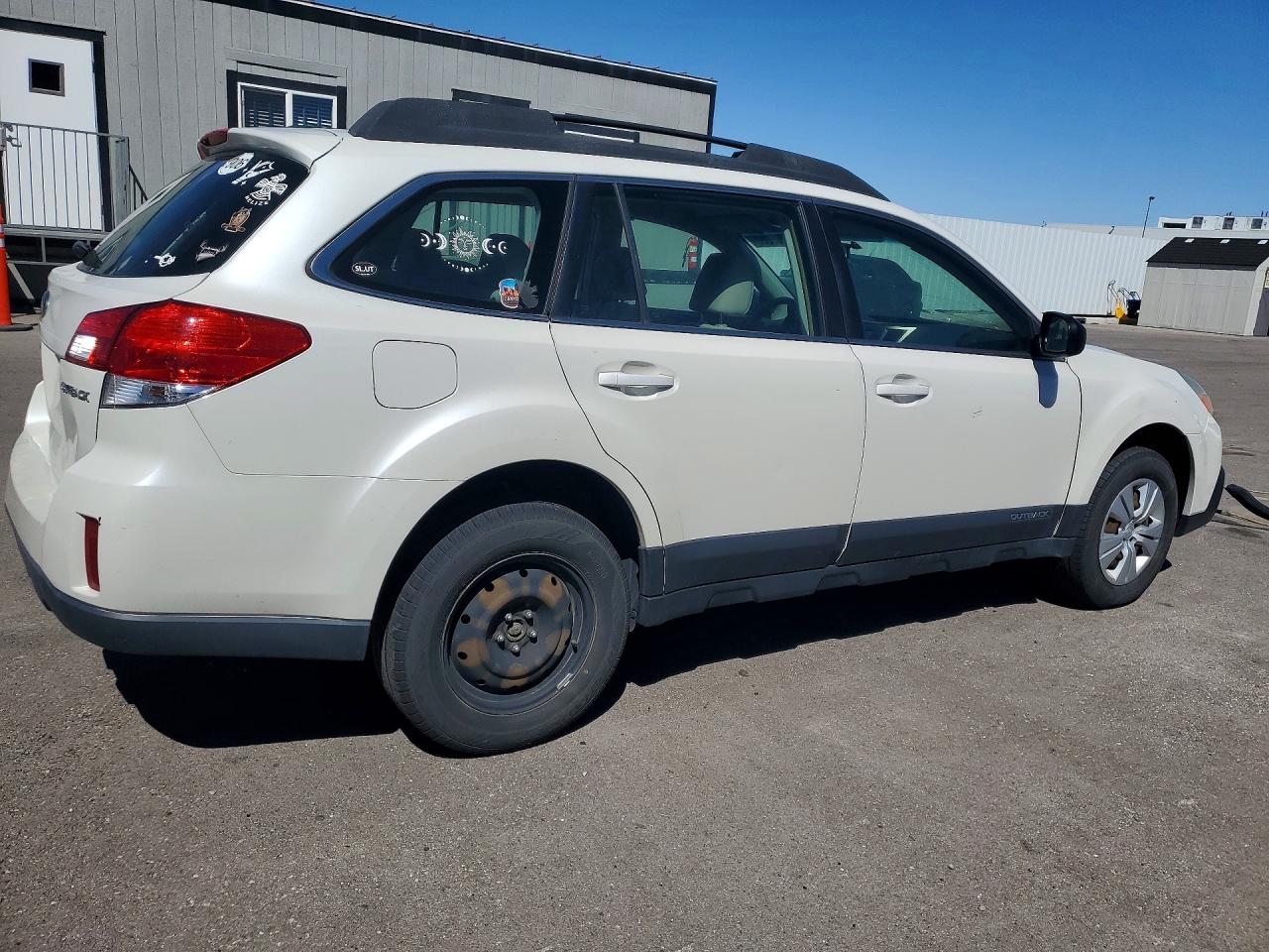 2013 Subaru Outback 2.5i White vin: 4S4BRCAC5D3242680