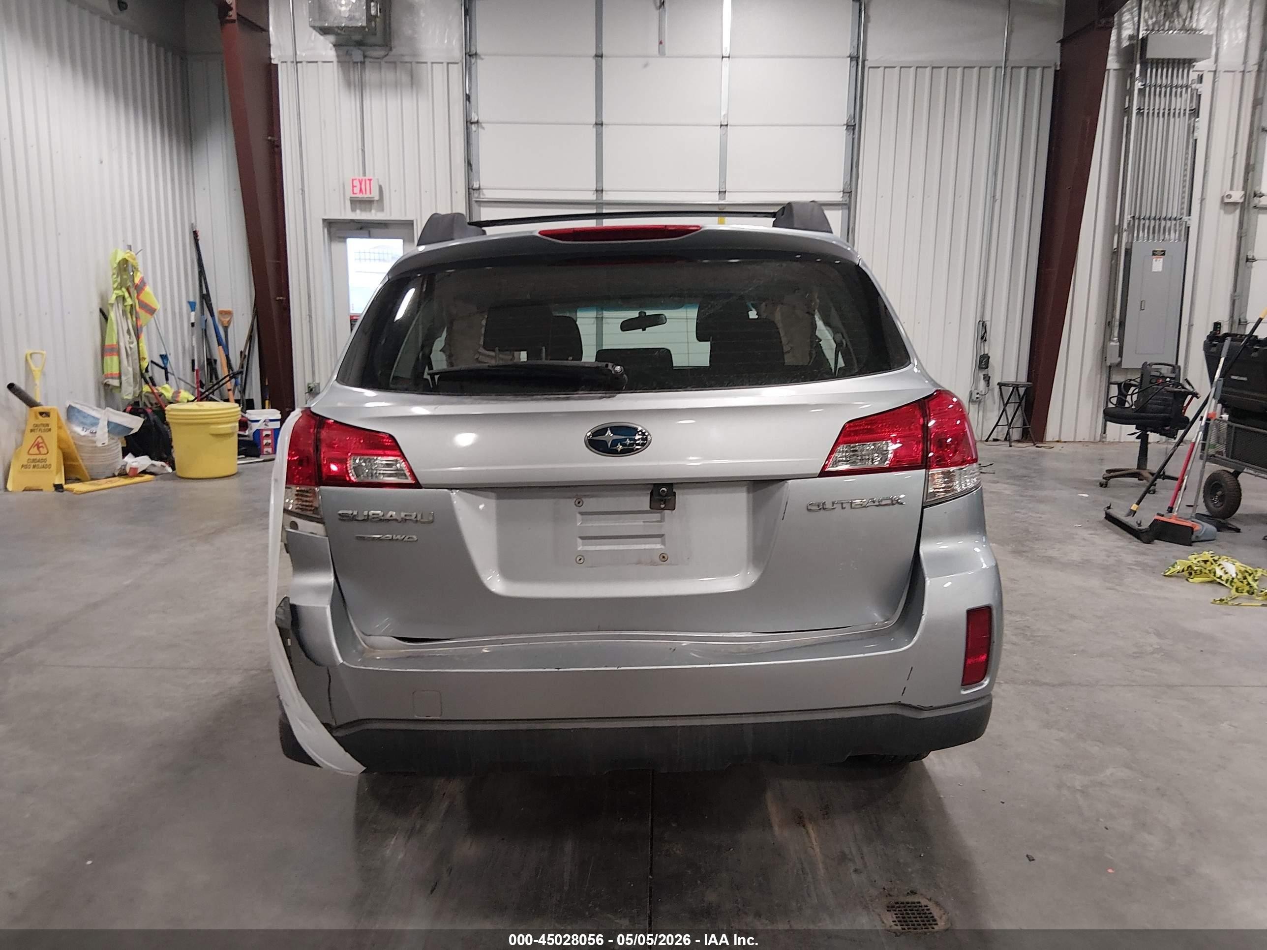 2013 Subaru Outback 2.5i Silver vin: 4S4BRCAC5D3293824